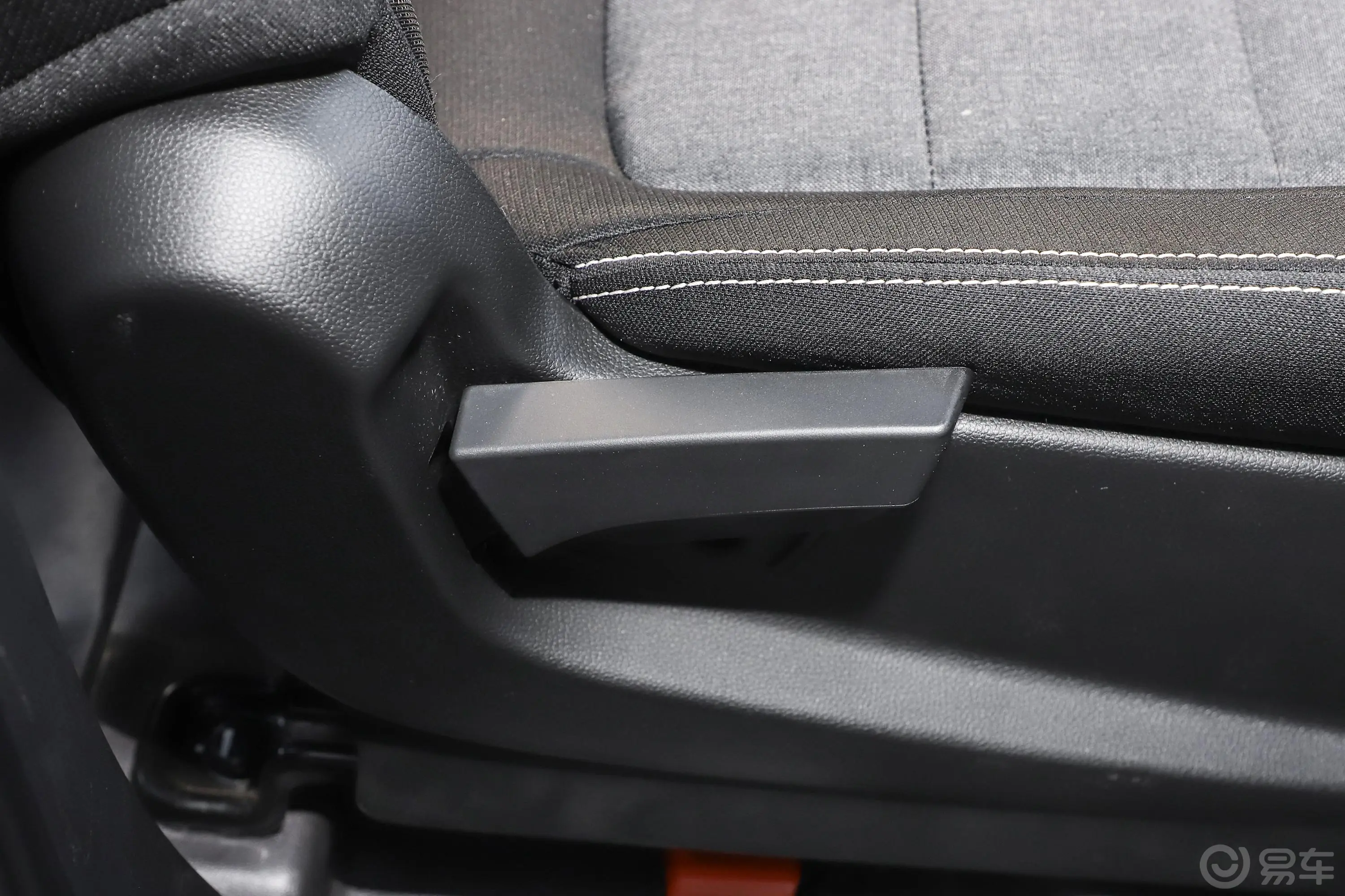五菱宏光PLUS1.5T 手动 标准型 5座副驾座椅调节