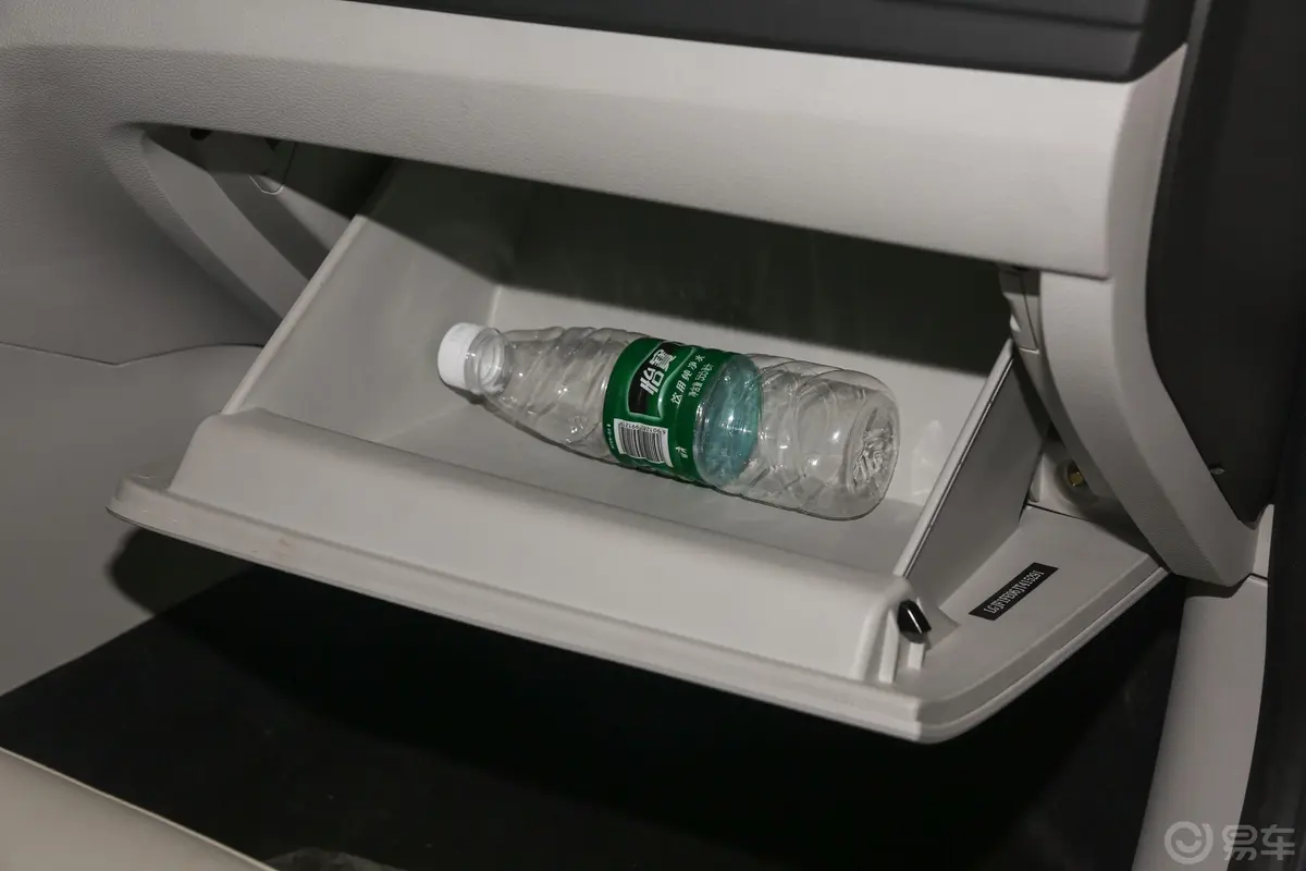景逸S501.6L CVT 绿通版 国VI手套箱空间水瓶横置