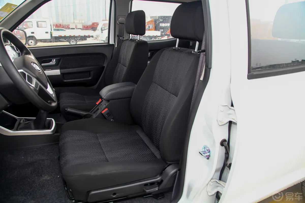 锐骐标箱 2.4L 手动 四驱 标准版 汽油 国V驾驶员座椅