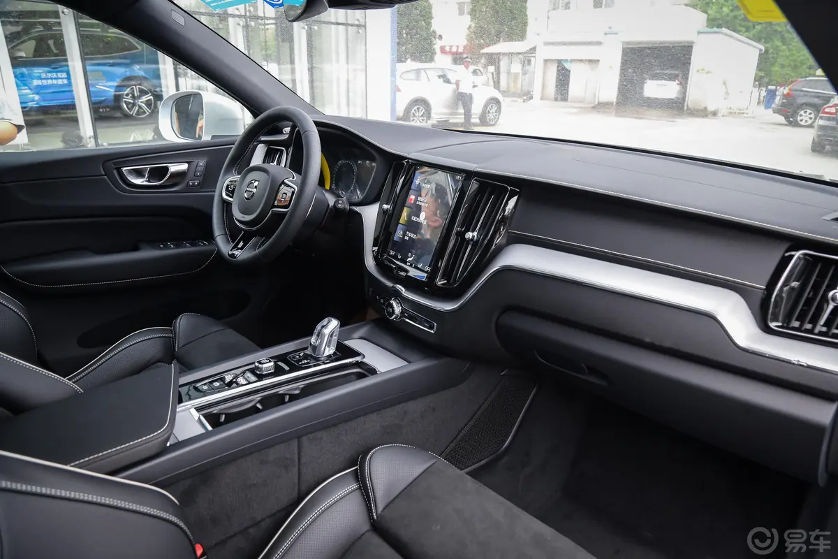 沃尔沃XC60新能源T8 智远运动版内饰全景副驾驶员方向