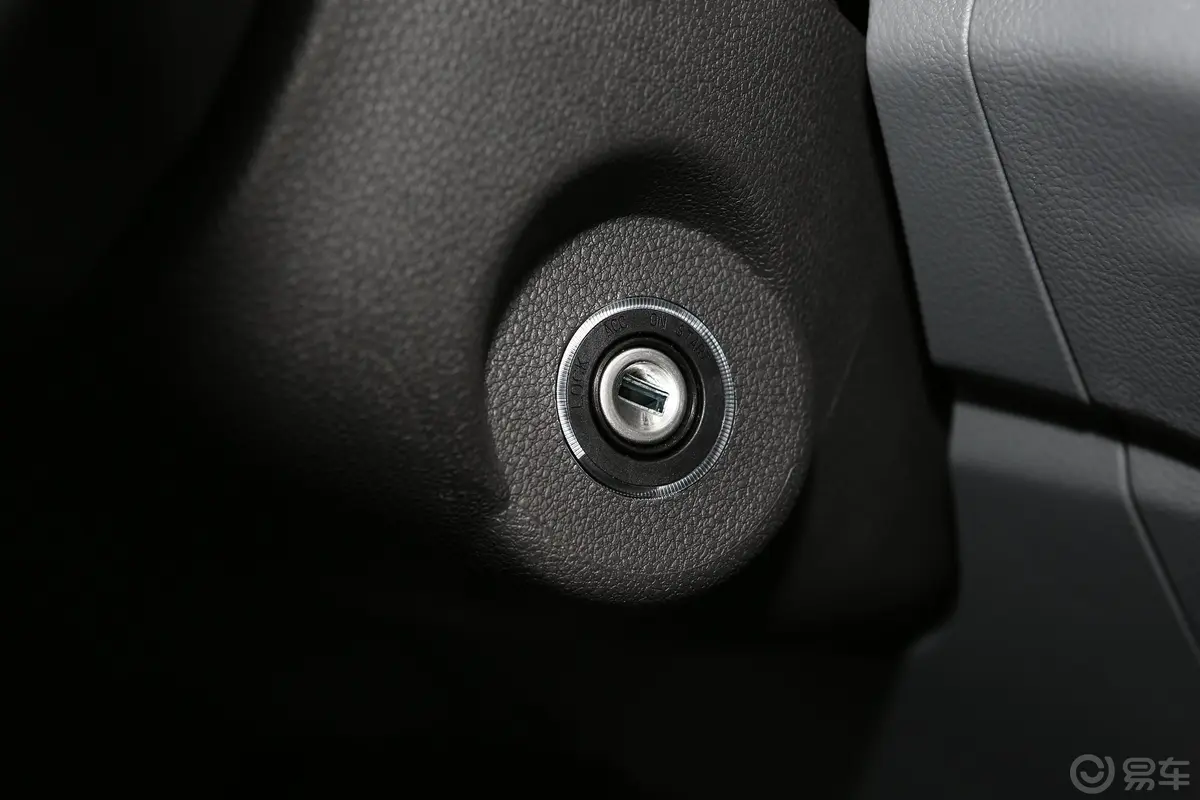 图雅诺2.5L 手动 两驱 短轴 平顶明窗版 5座 柴油钥匙孔或一键启动按键