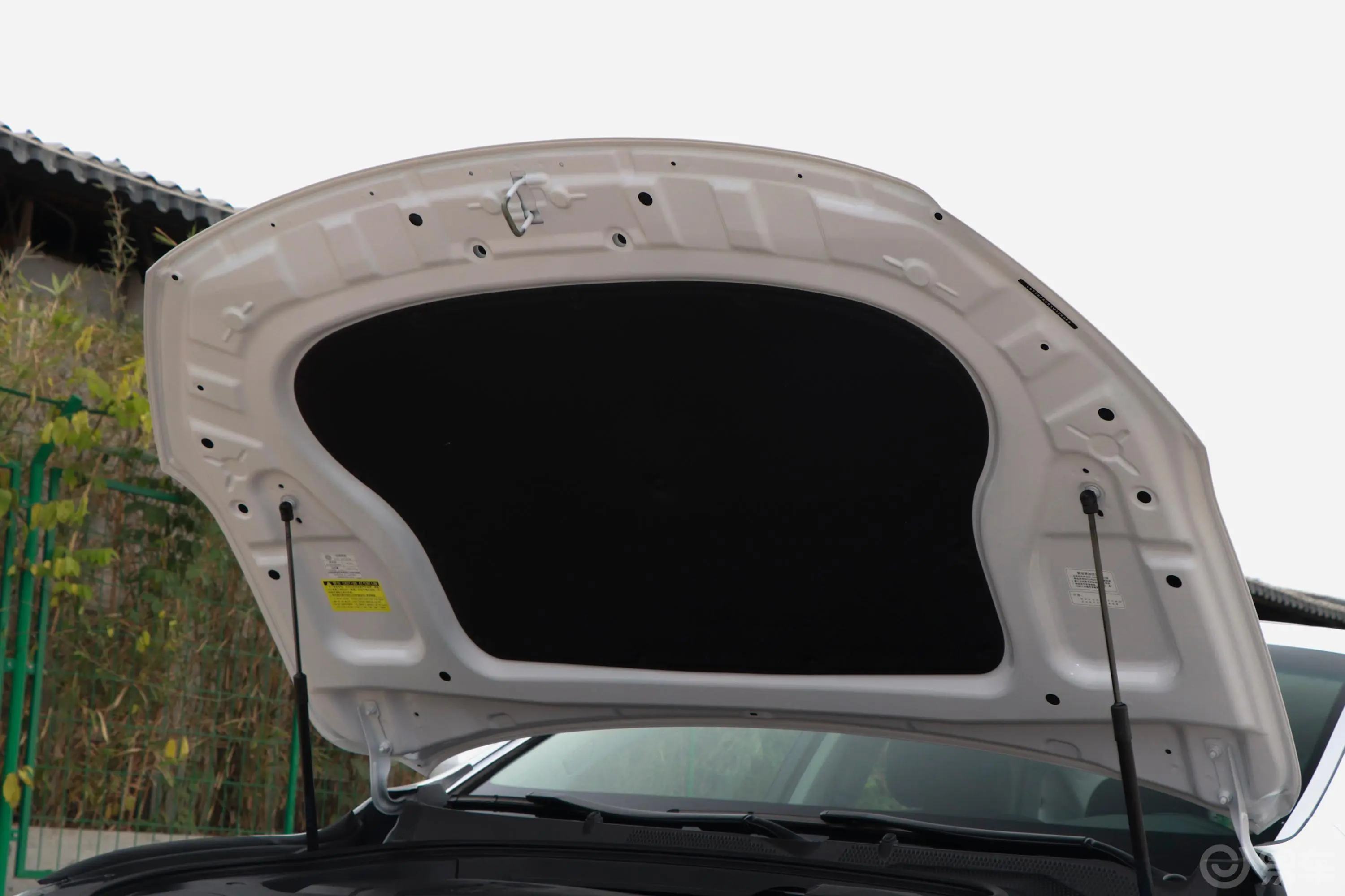 博瑞PHEV1.5T 双离合 耀享版发动机舱盖内侧
