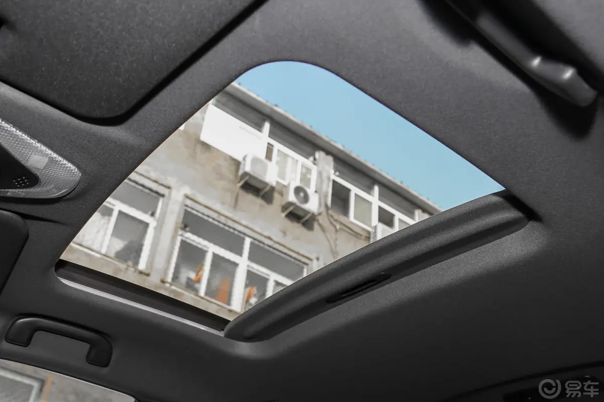 丰田C-HR2.0L CVT 舒适版天窗内拍关闭