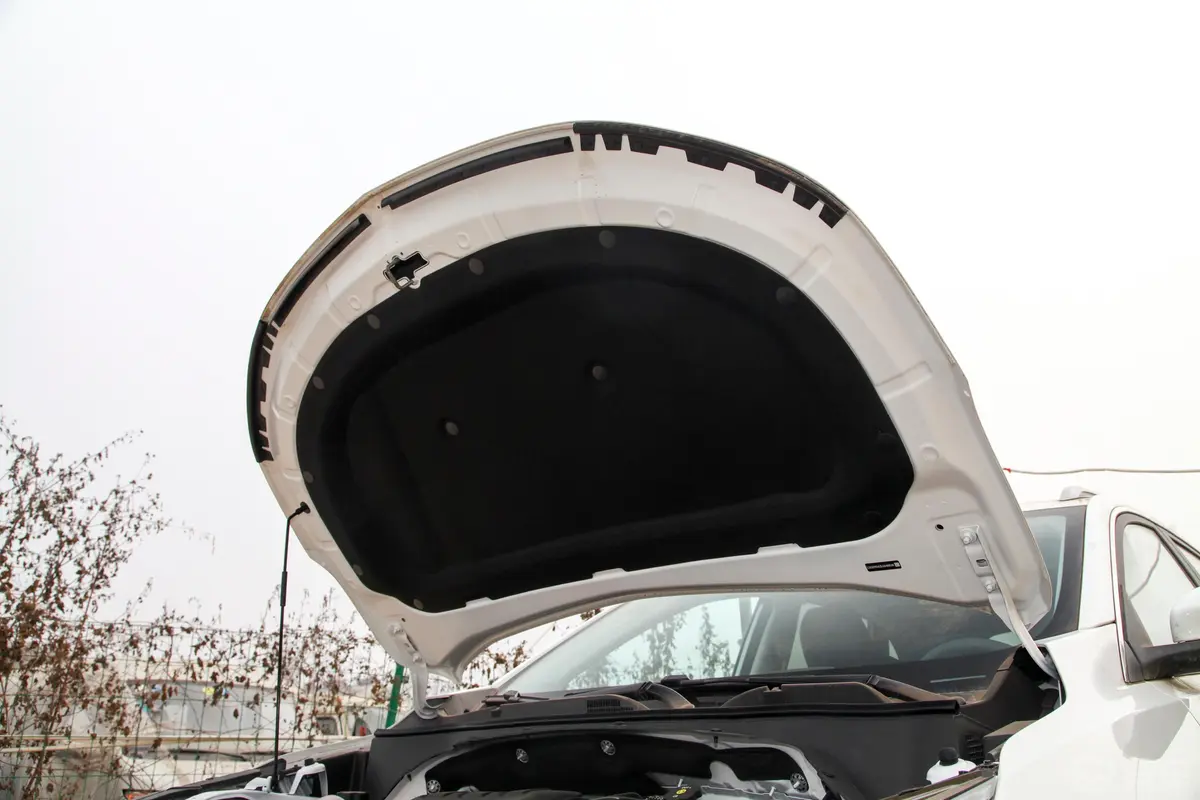 昂科拉15T 手自一体 舒适型发动机舱盖内侧
