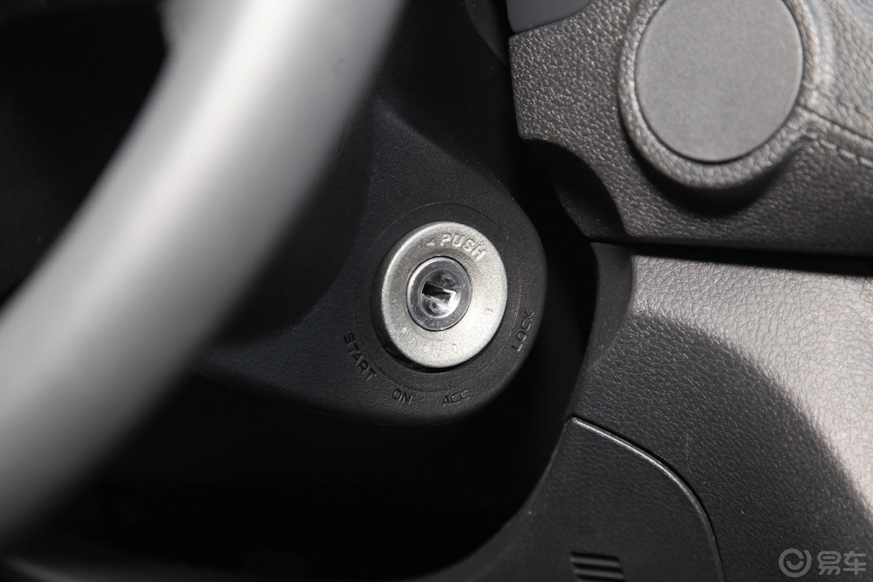 瑞迈S标轴版 2.5T 手动 四驱 领航版 柴油 国VI钥匙孔或一键启动按键