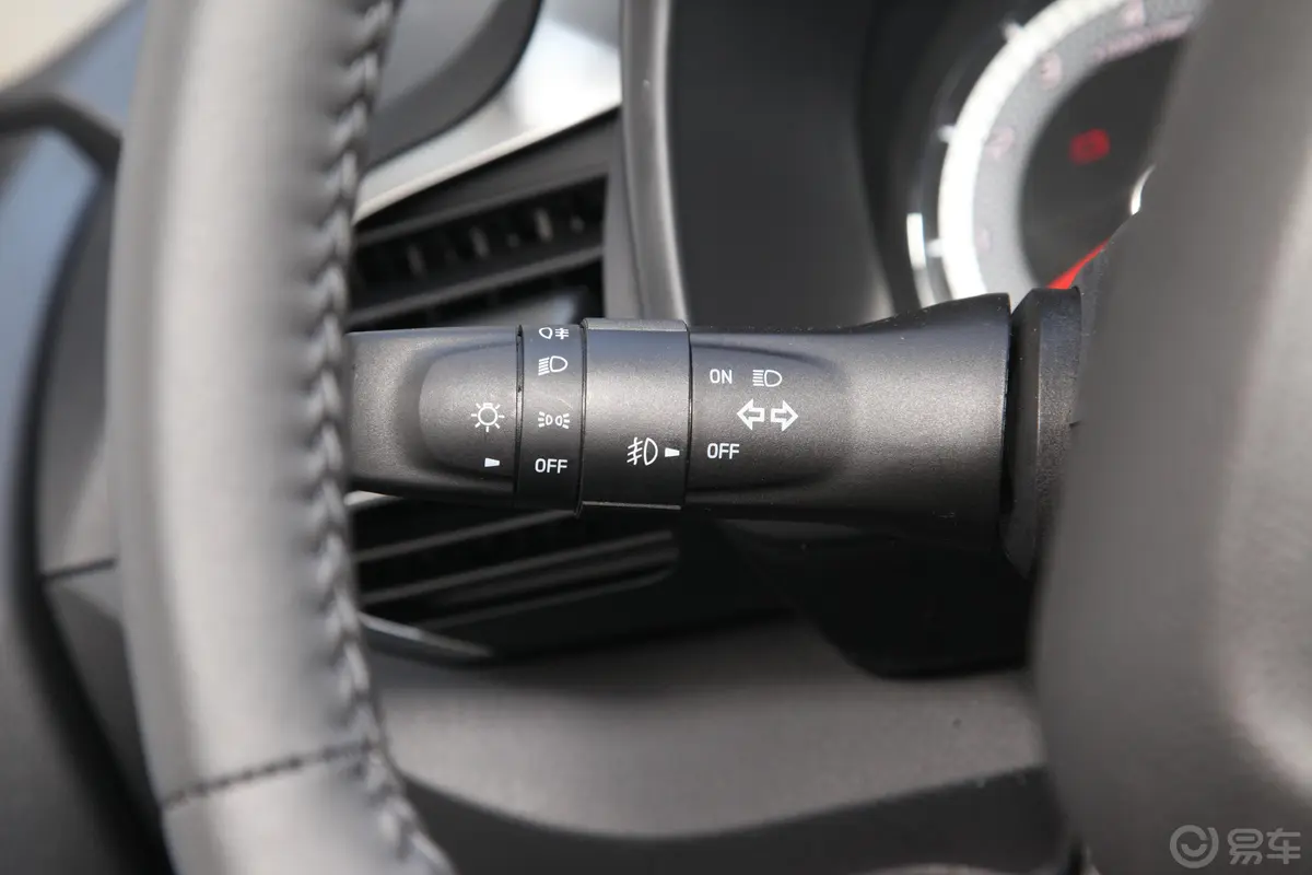 瑞迈S标轴版 2.5T 手动 四驱 领航版 柴油 国VI灯光控制区
