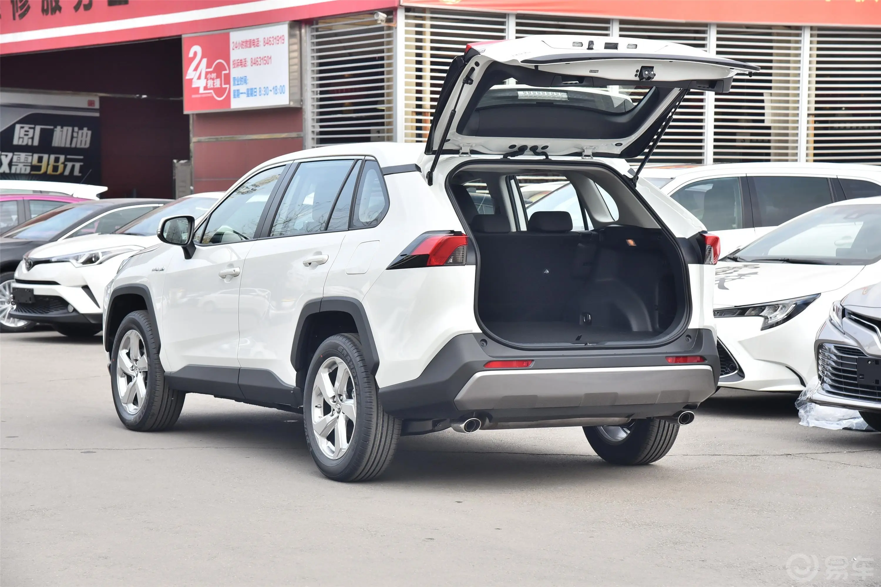 RAV4荣放双擎 2.5L E-CVT 两驱 精英版后备厢开启45度侧拍