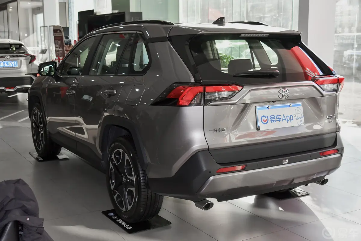 RAV4荣放2.0L CVT 四驱 尊贵版侧后45度车头向左水平