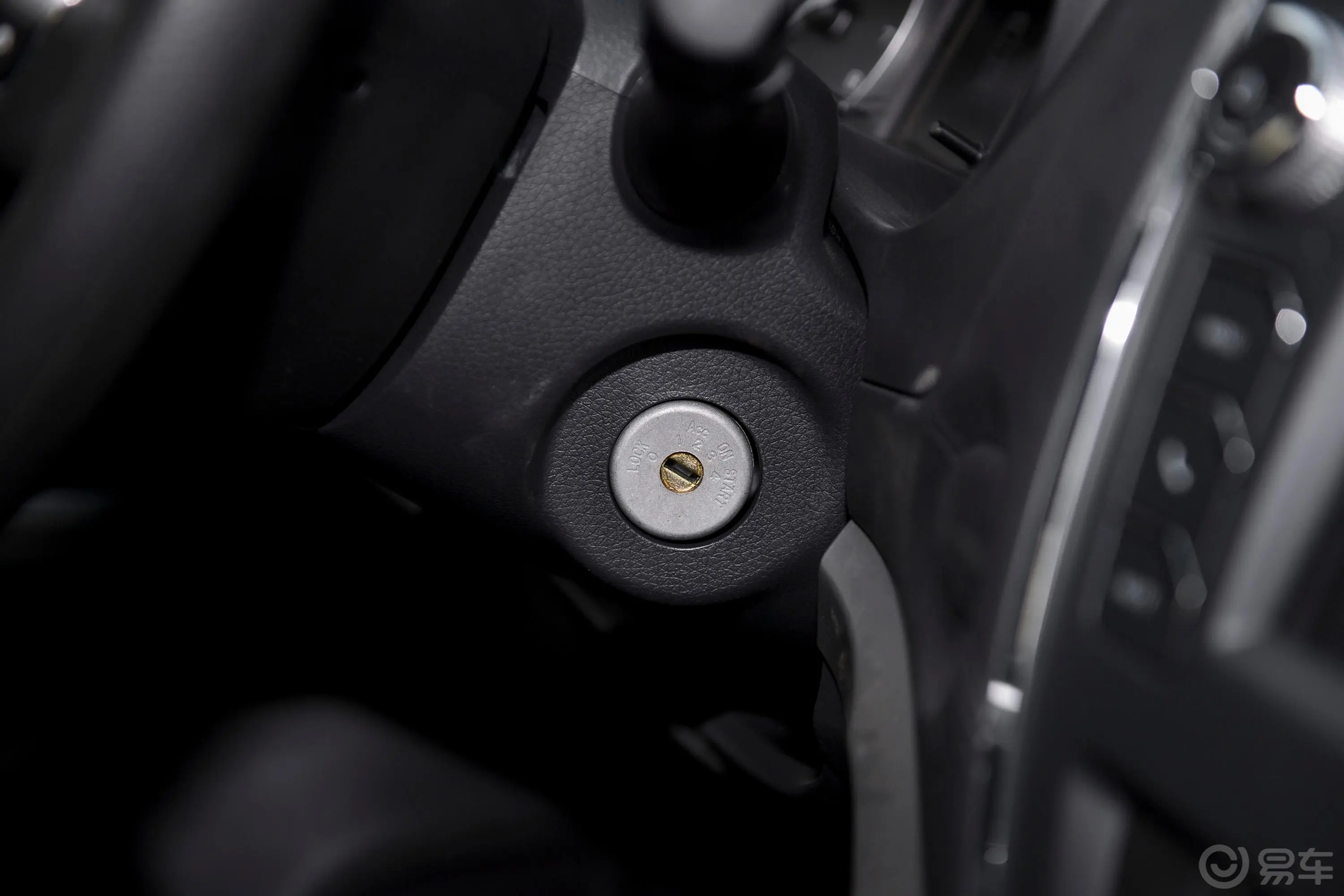 锐骐62.4L 手动 四驱 标准版 汽油 国VI钥匙孔或一键启动按键