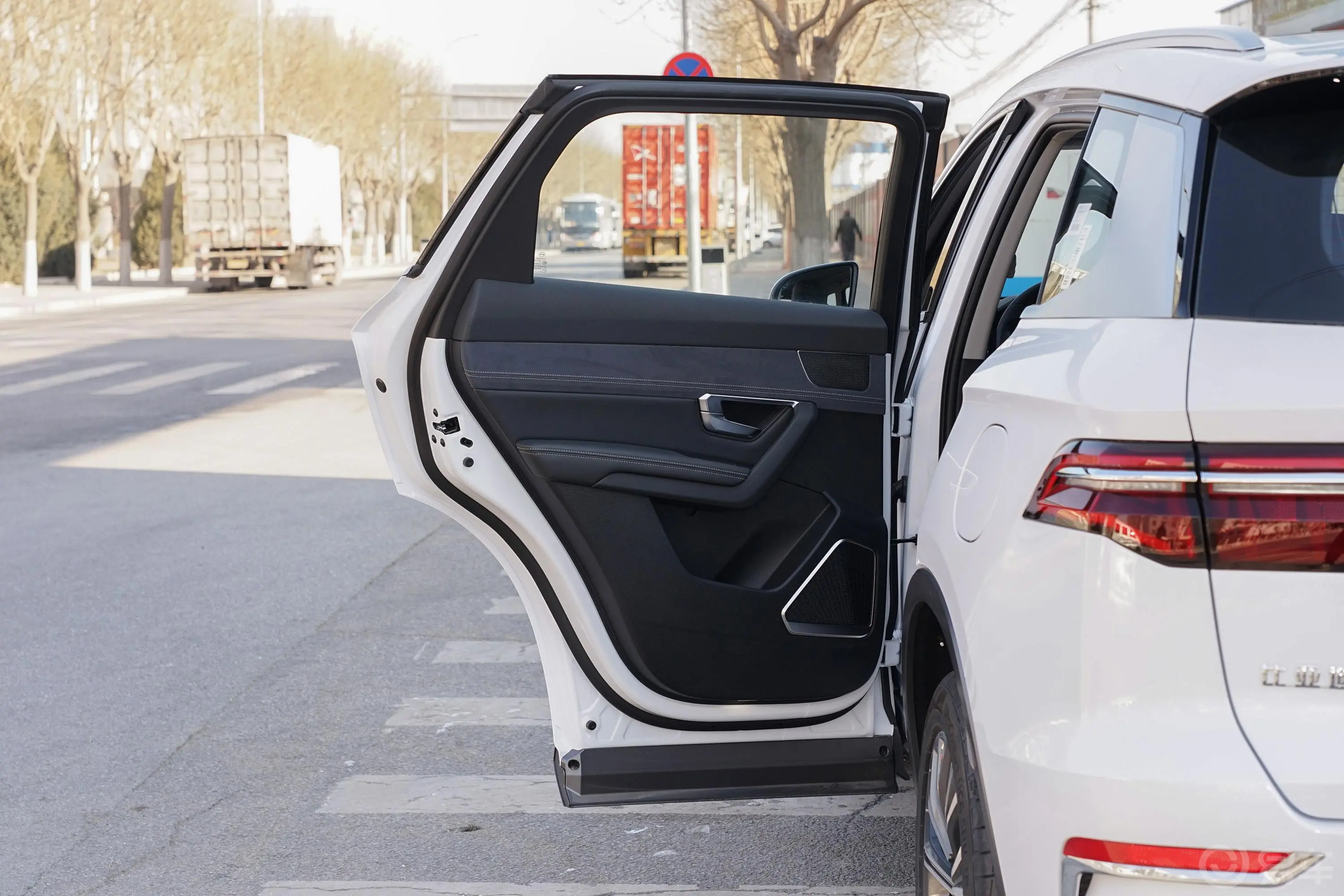 宋Pro新能源EV 高功率版尊贵型驾驶员侧后车门
