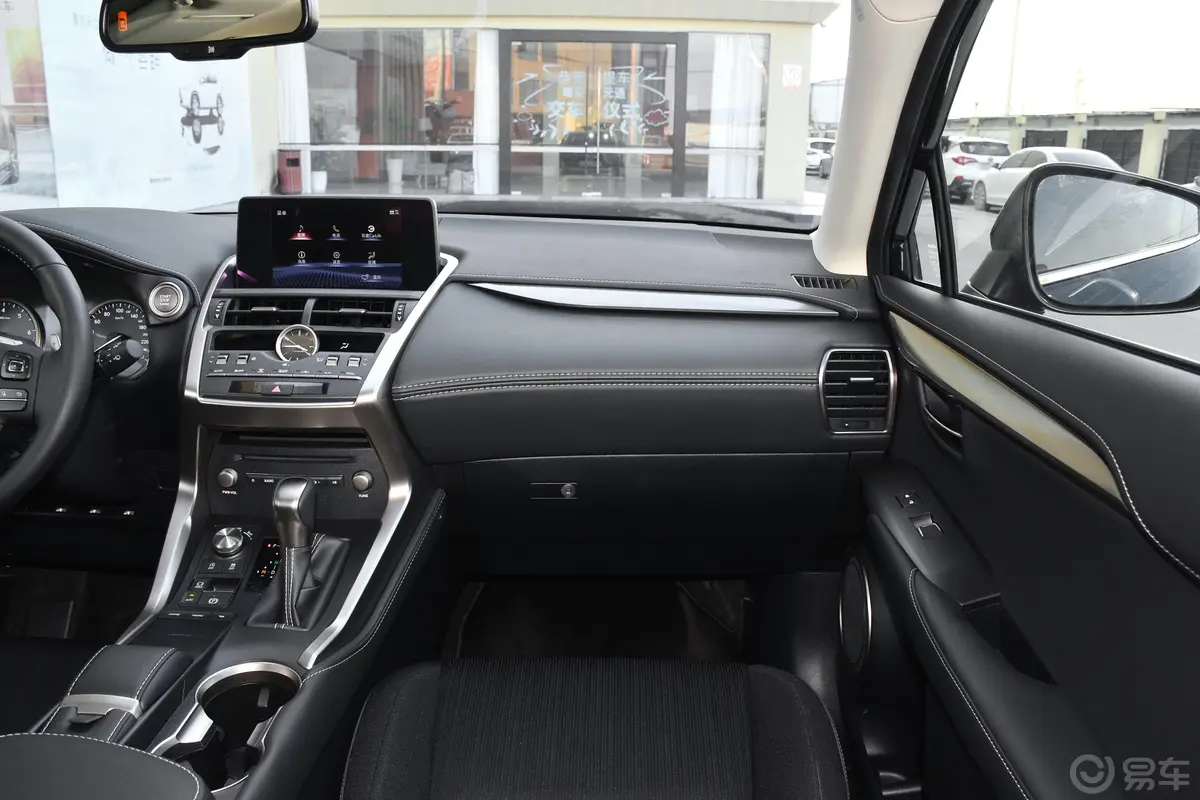 雷克萨斯NX200 两驱 锋行版 国VI副驾驶位区域