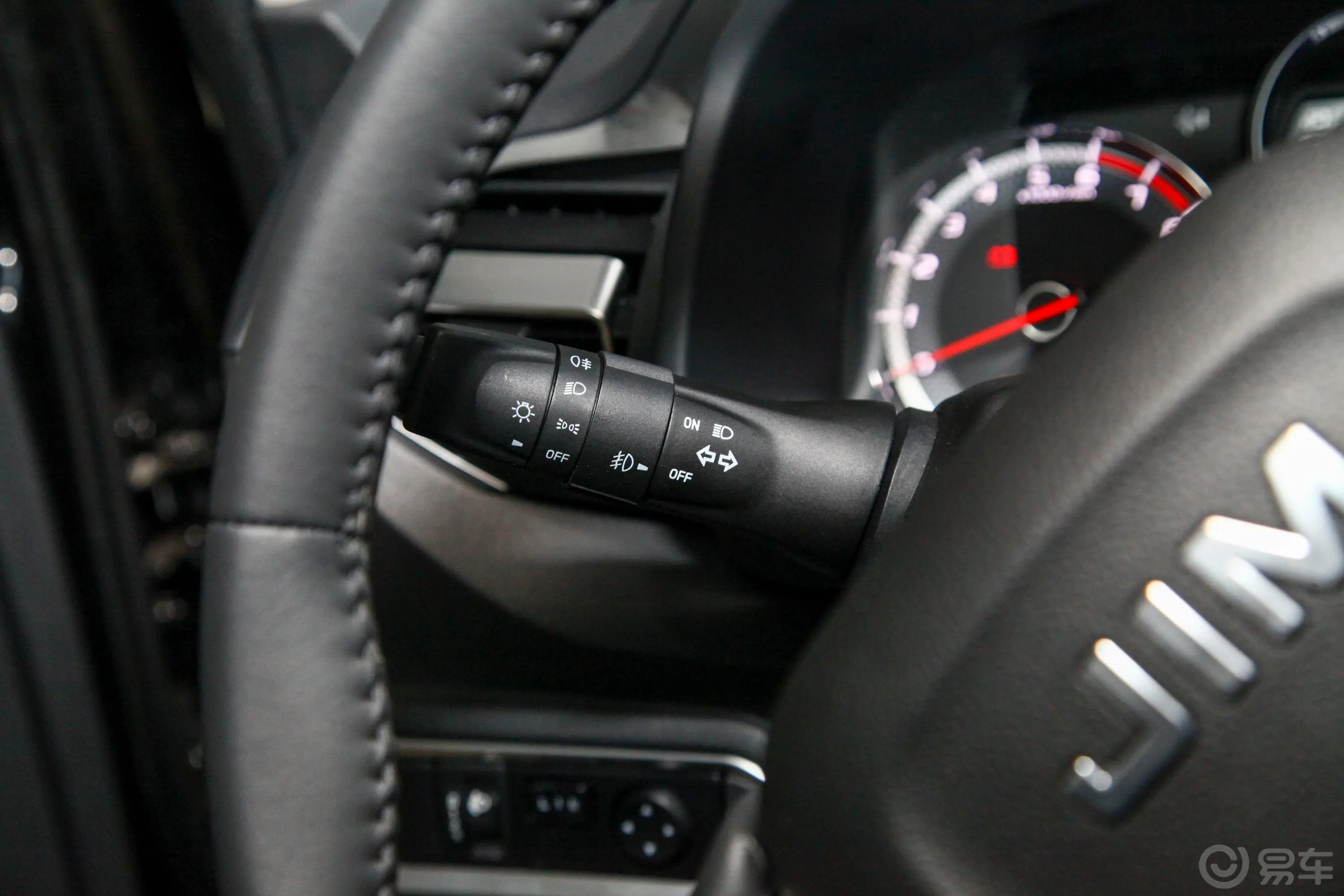 瑞迈S加长版 2.4T 手动 四驱 领航版 汽油 国VI灯光控制区