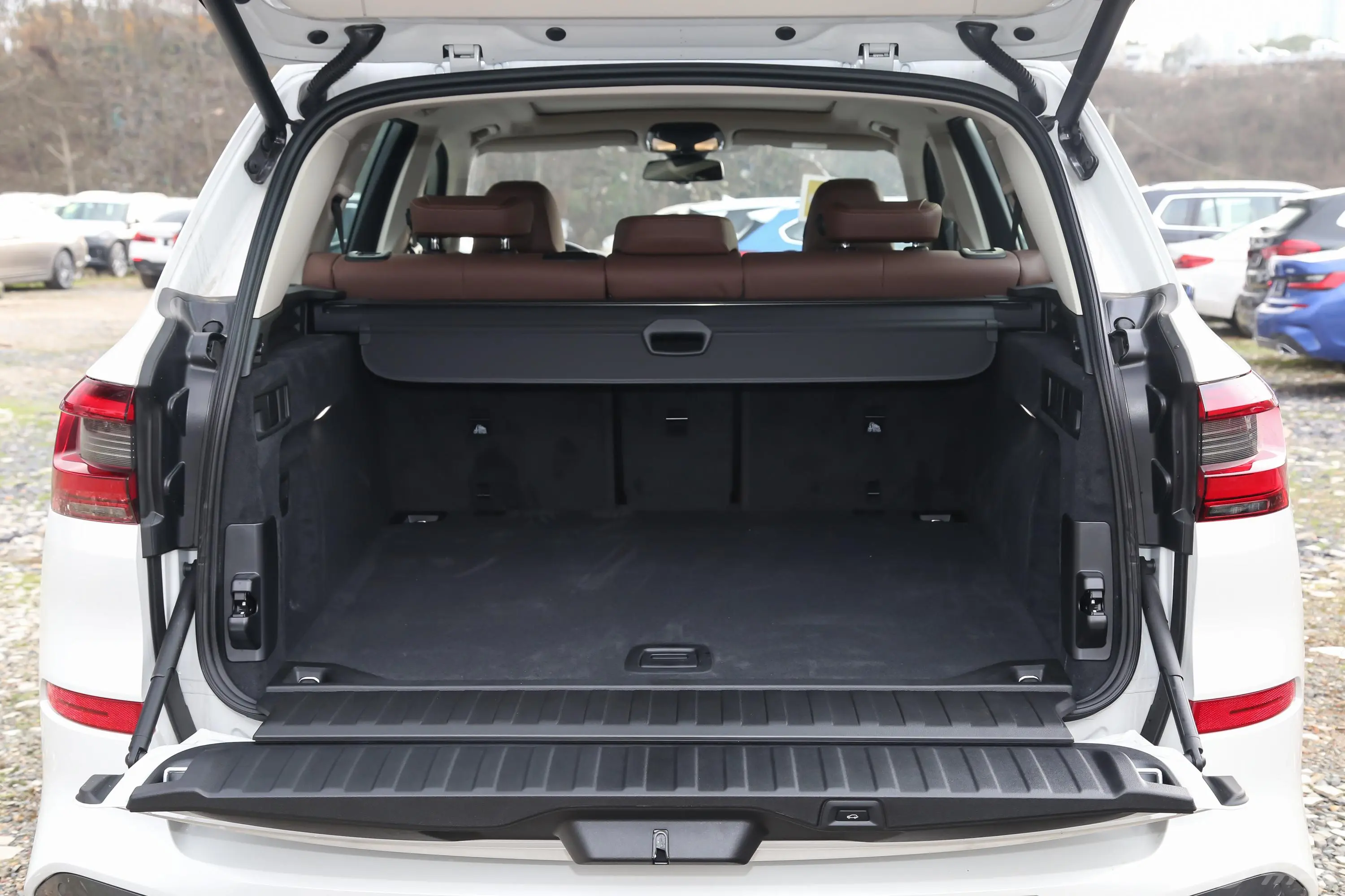 宝马X5(进口)xDrive40i M运动套装后备厢空间特写