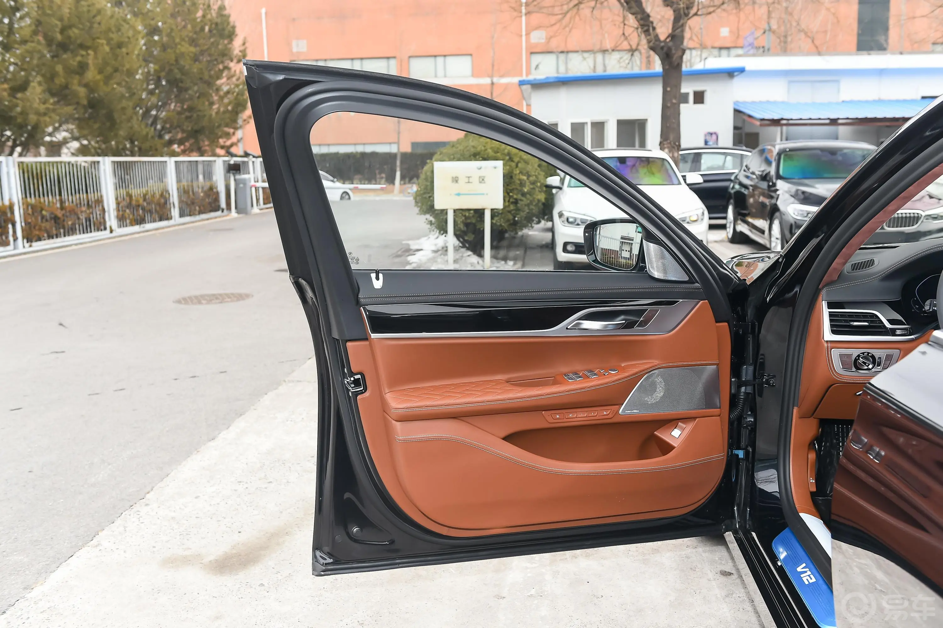 宝马7系M760Li xDrive V12 豪华套装驾驶员侧前车门