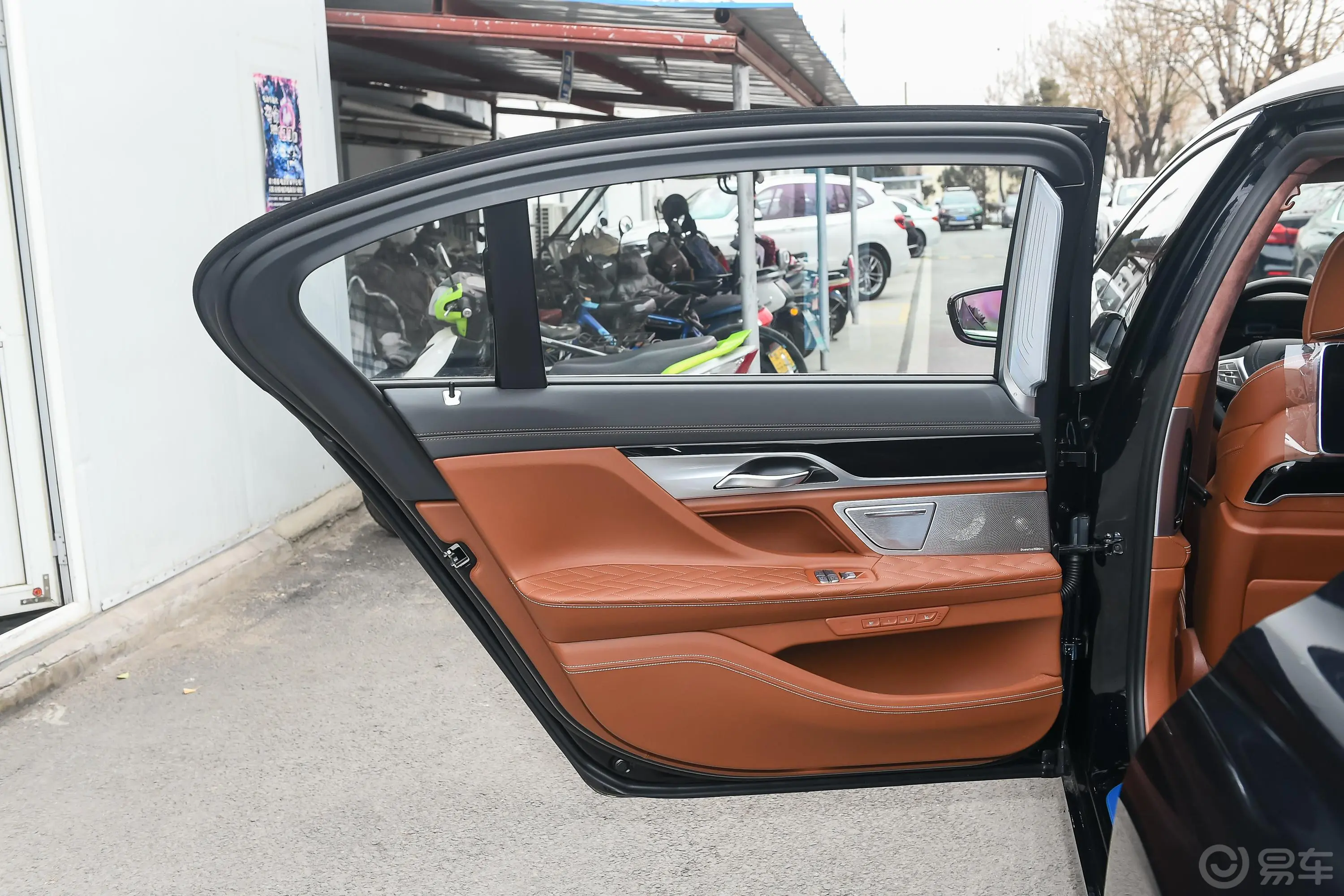 宝马7系M760Li xDrive V12 豪华套装驾驶员侧后车门