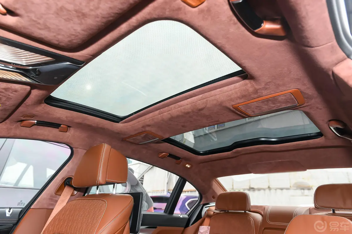 宝马7系M760Li xDrive V12 豪华套装天窗内拍关闭