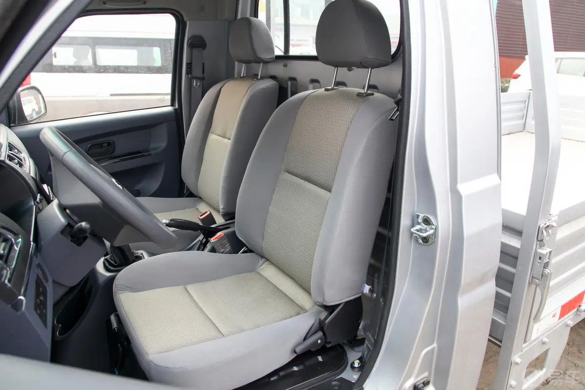 金杯T31.5L 手动单排舒适版 独立货箱驾驶员座椅