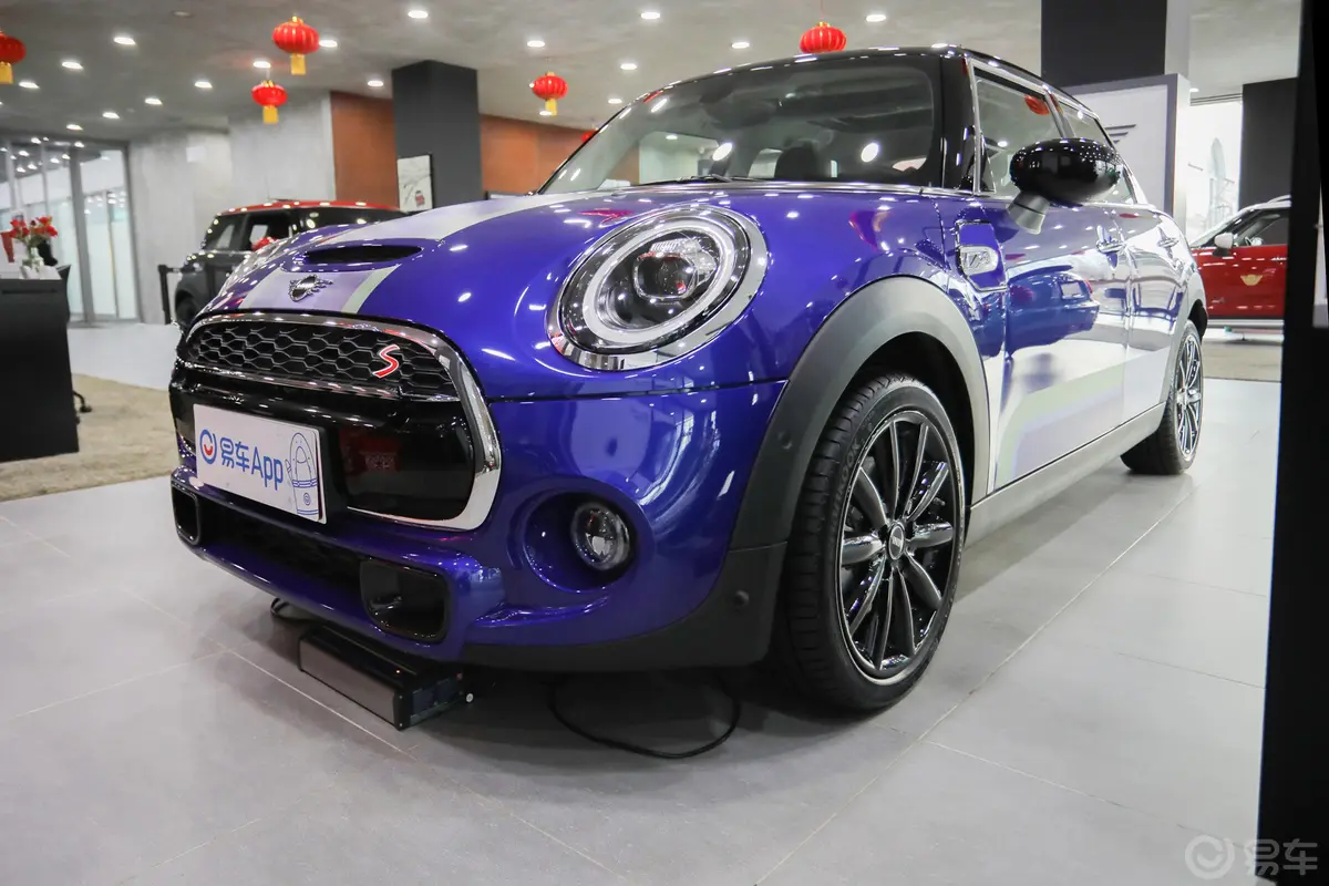 MINI2.0T COOPER S 双离合 经典派 五门版侧前45度车头向左水平