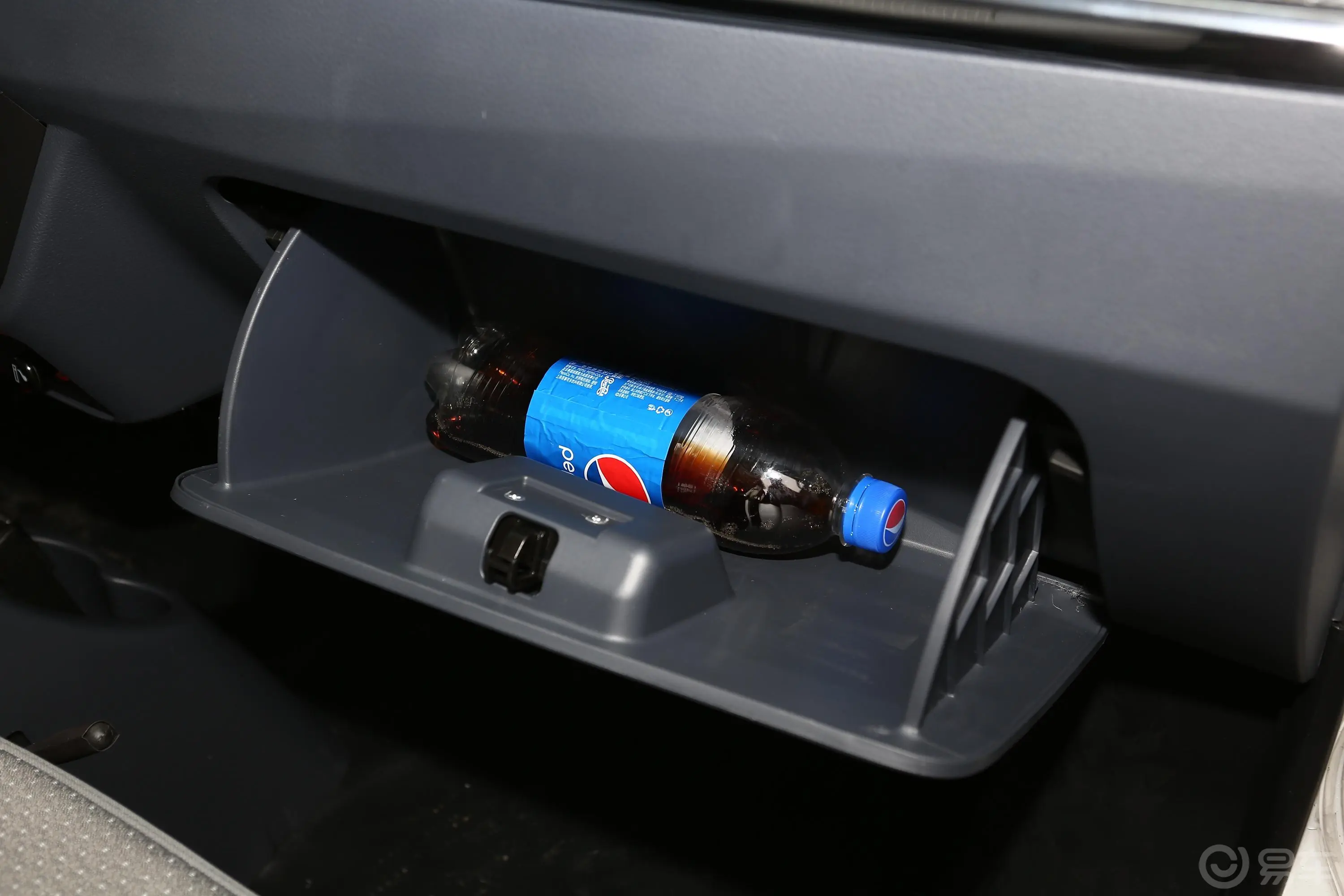 小海狮EV标准型手套箱空间水瓶横置