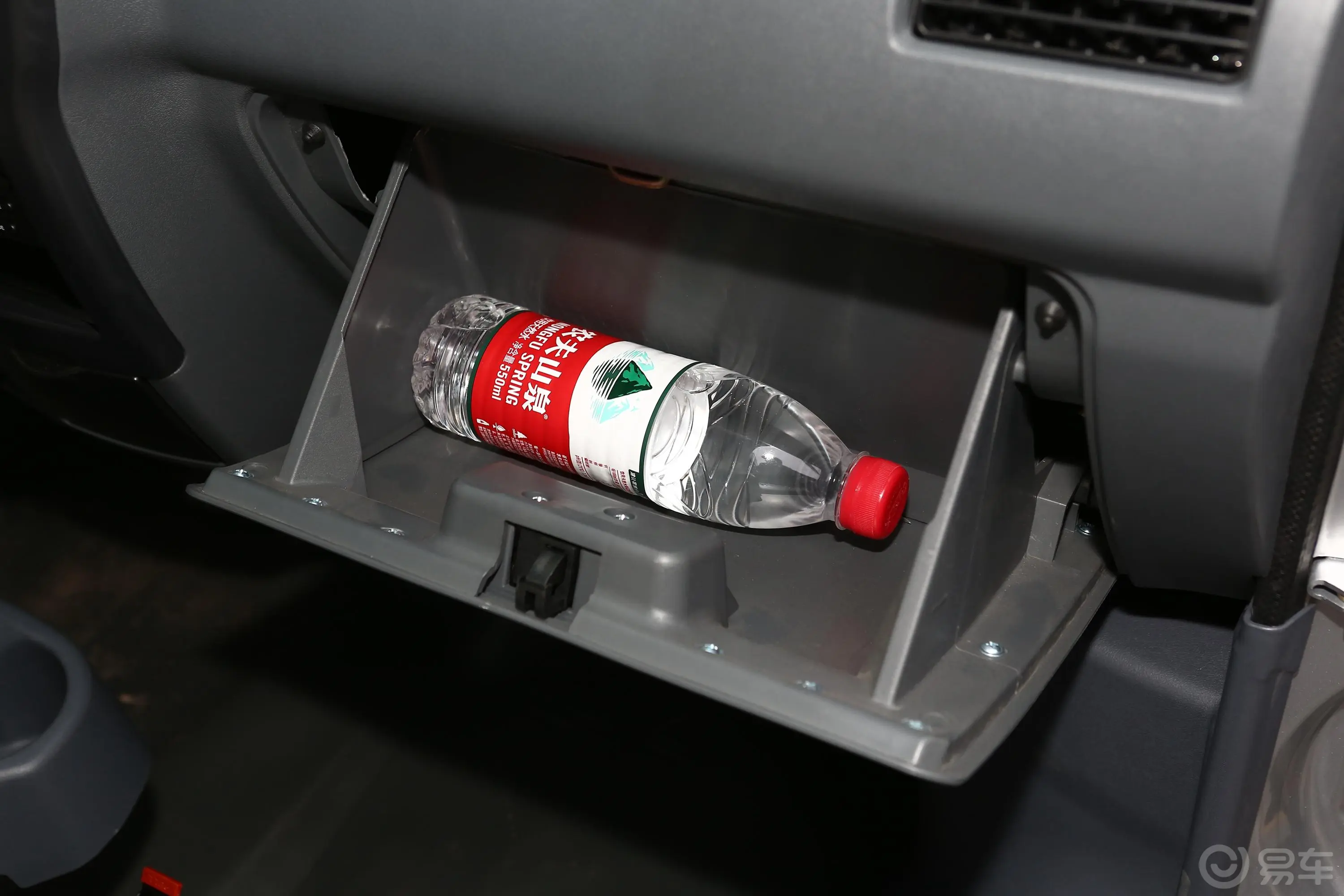 鑫源T20 EV厢式货车舒适型手套箱空间水瓶横置