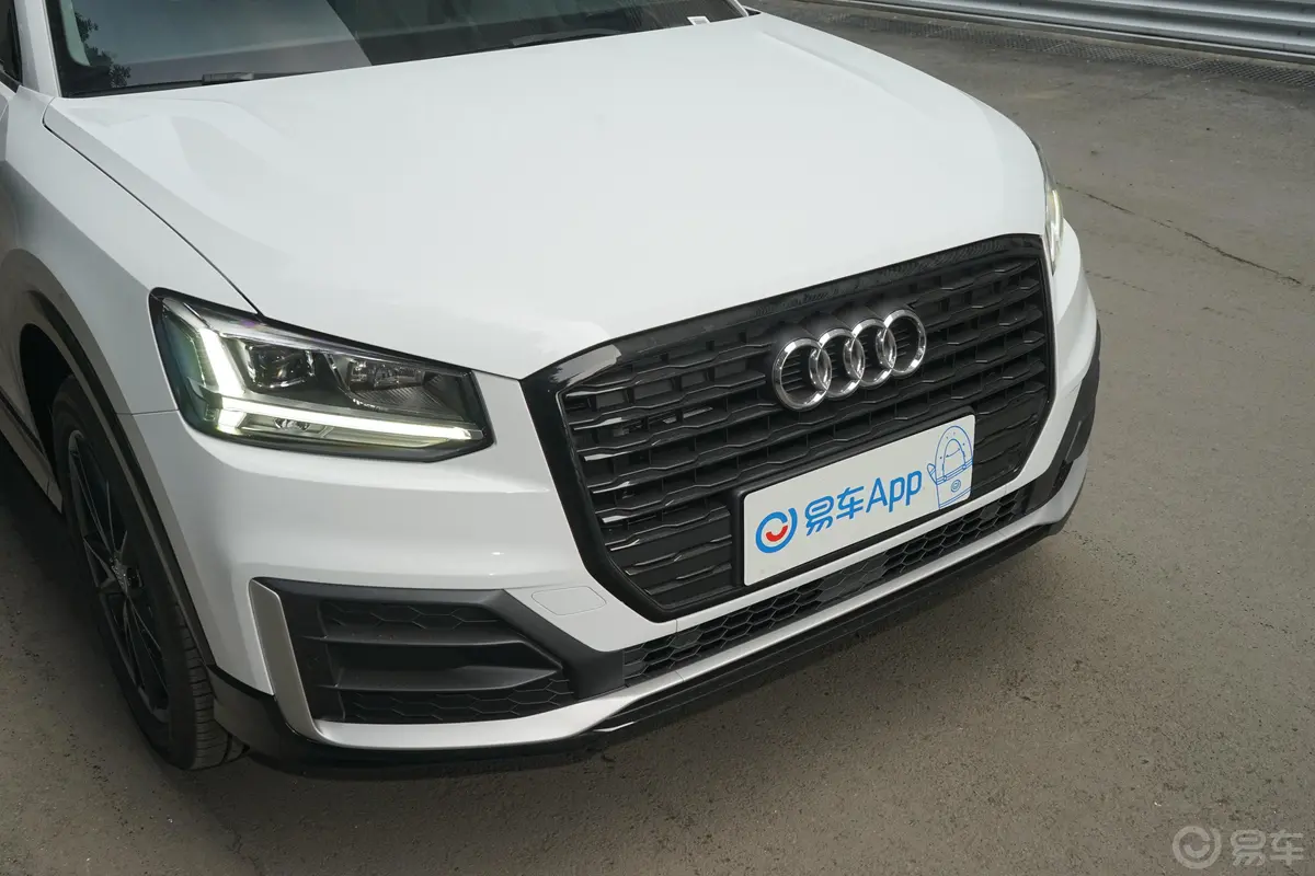 奥迪Q2L35 TFSI 进取动感型前格栅侧俯拍