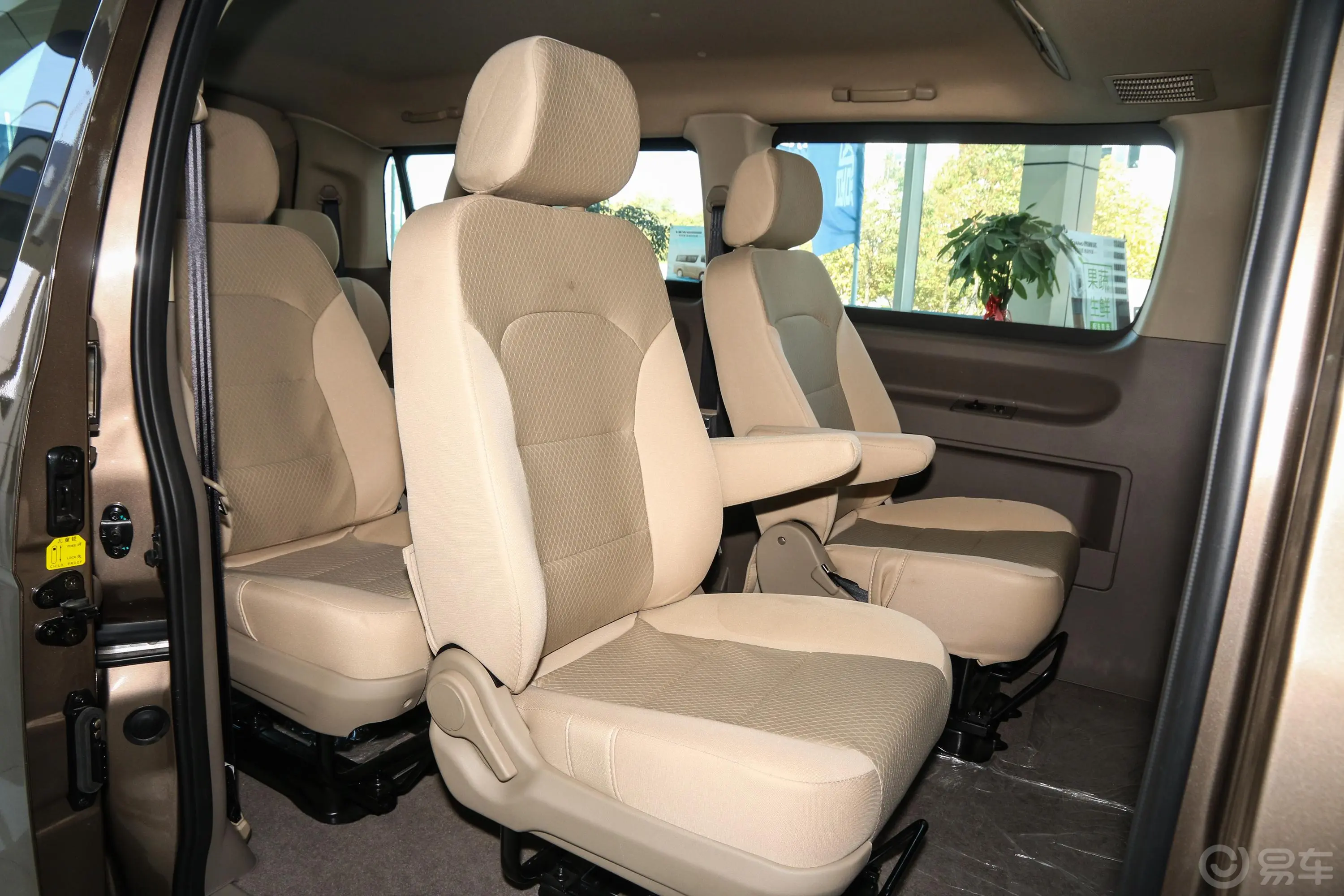 风景G5客车 2.0L 手动 商运版 9座后排座椅