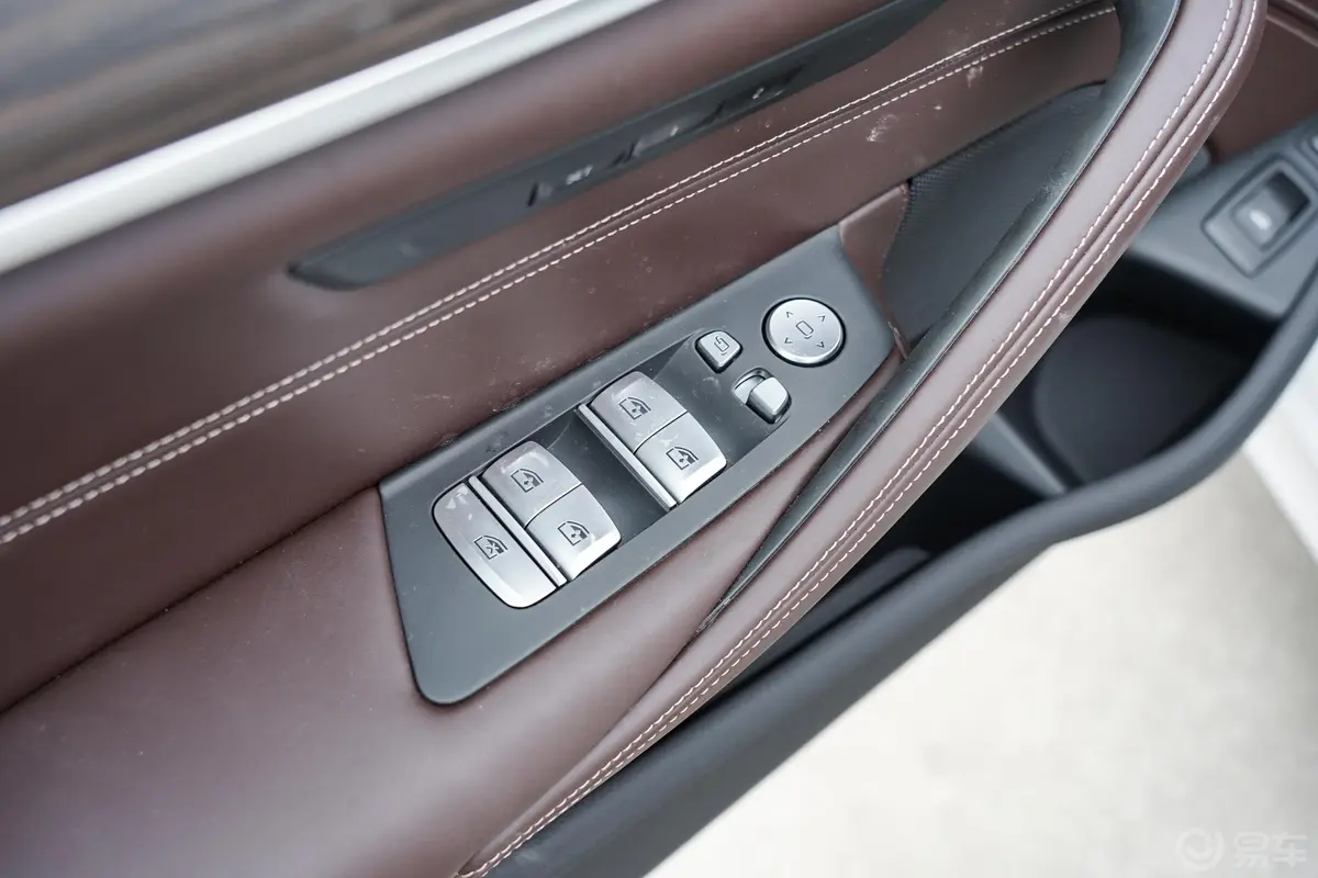 宝马5系 插电混动里程升级版 530Le 豪华套装车窗调节整体