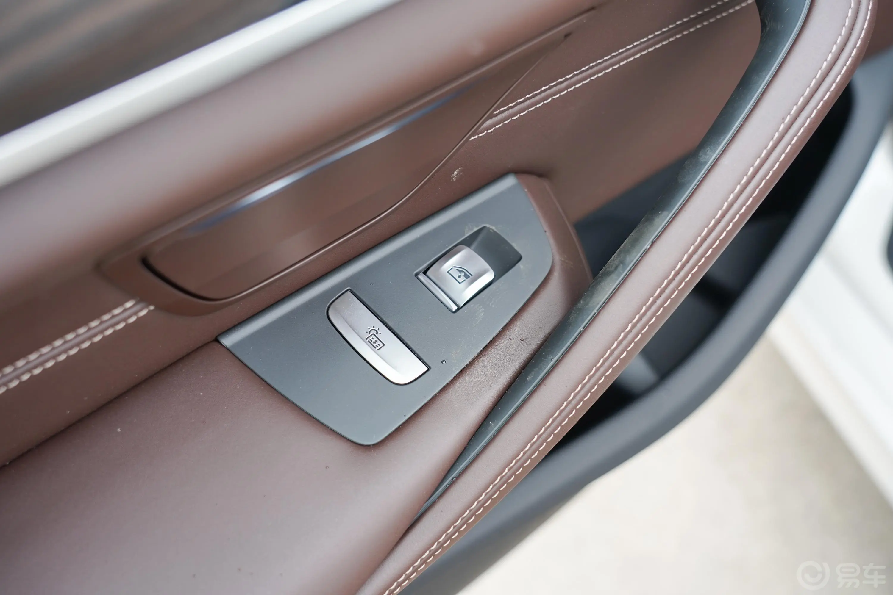 宝马5系 插电混动里程升级版 530Le 豪华套装后车窗调节
