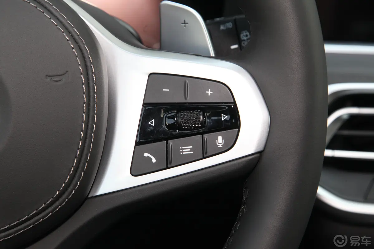 宝马X7xDrive40i 尊享型 M运动套装右侧方向盘功能按键