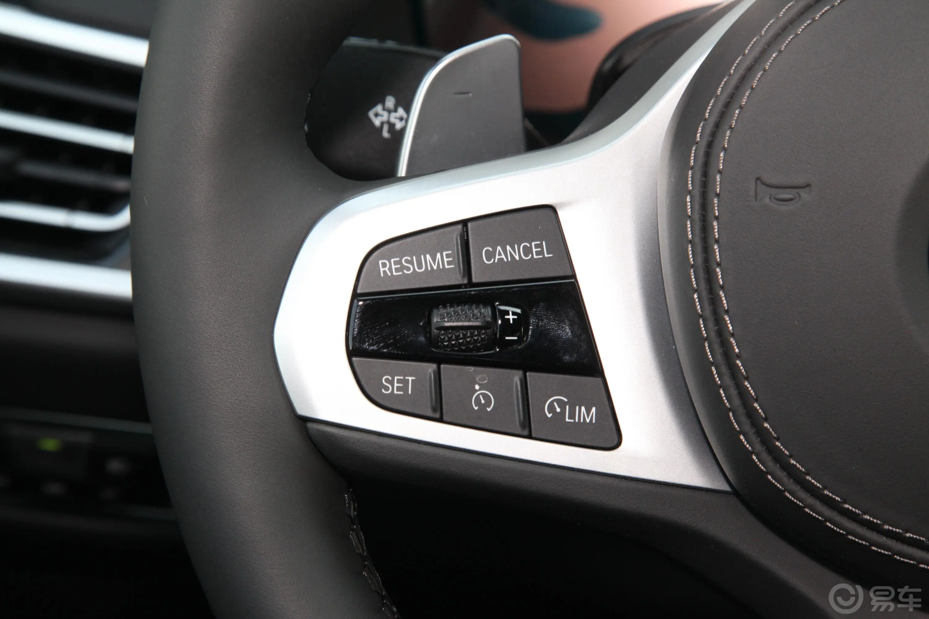 宝马X7xDrive40i 尊享型 M运动套装左侧方向盘功能按键