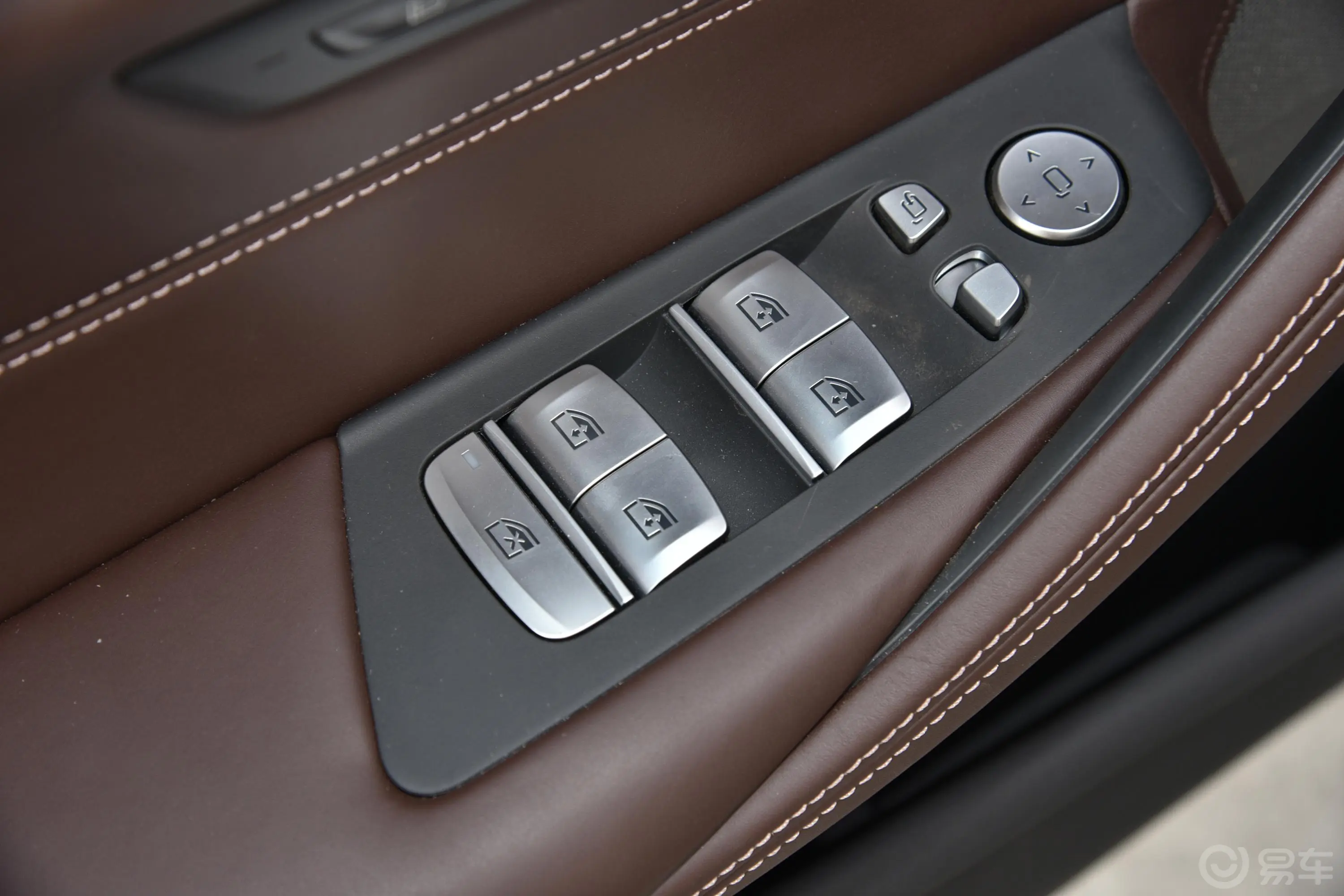 宝马5系 插电混动里程升级版 530Le 先锋版车窗调节整体