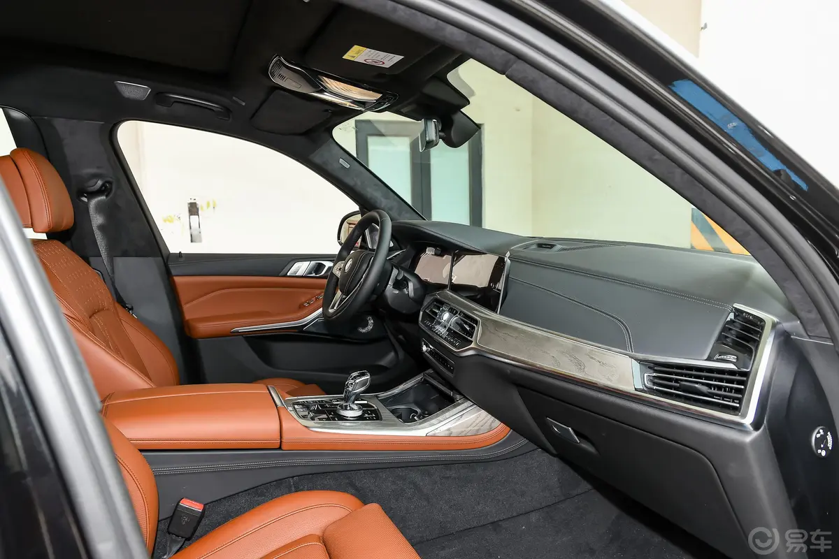 宝马X7xDrive40i 行政型 豪华套装内饰全景副驾驶员方向