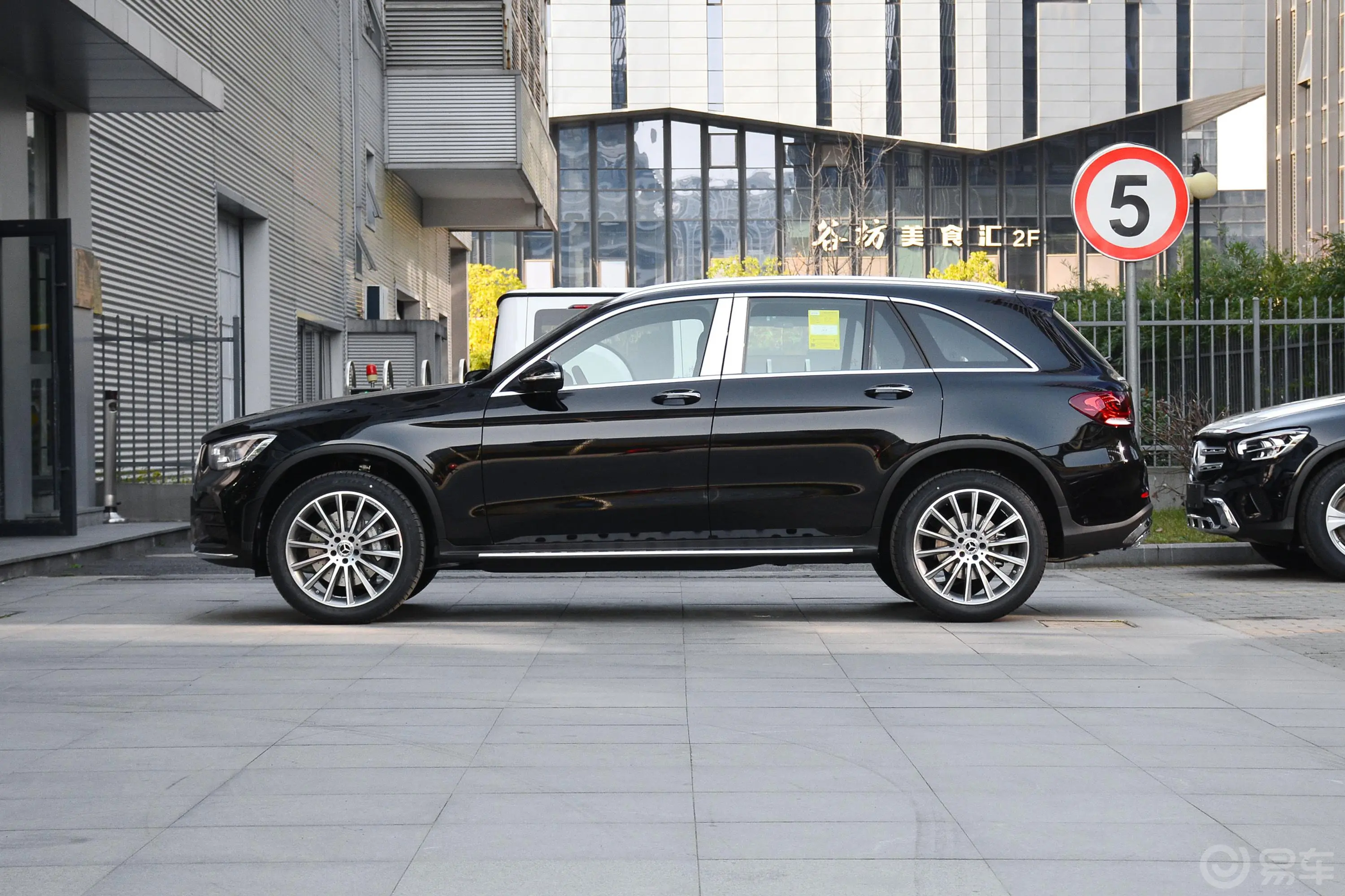 奔驰GLCGLC 300 L 4MATIC AMG-Line正侧车头向左水平