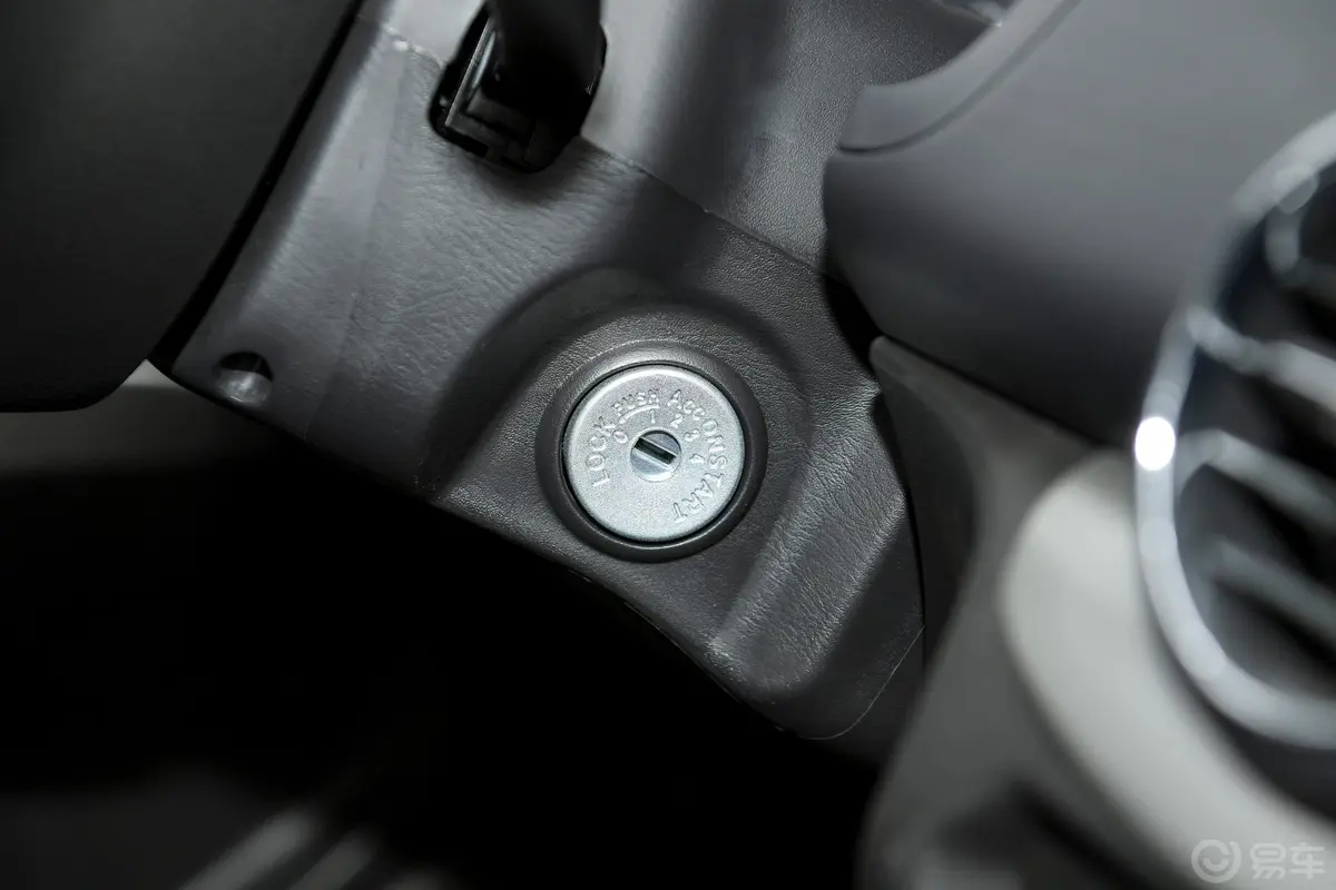 锐骐长货箱 2.4L 手动 两驱 标准版 汽油 国VI钥匙孔或一键启动按键