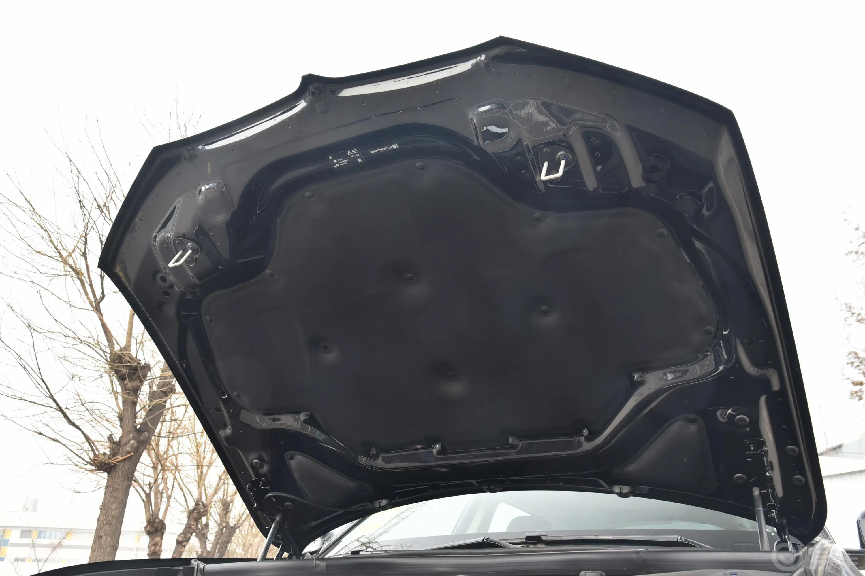 宝马X7xDrive40i 领先型 豪华套装发动机舱盖内侧