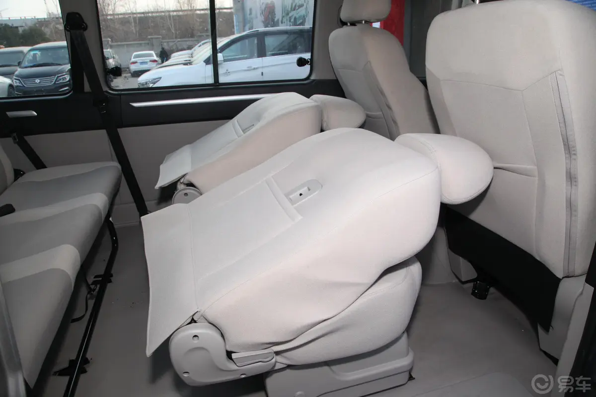 菱智M5 EV舒适型 7座空间