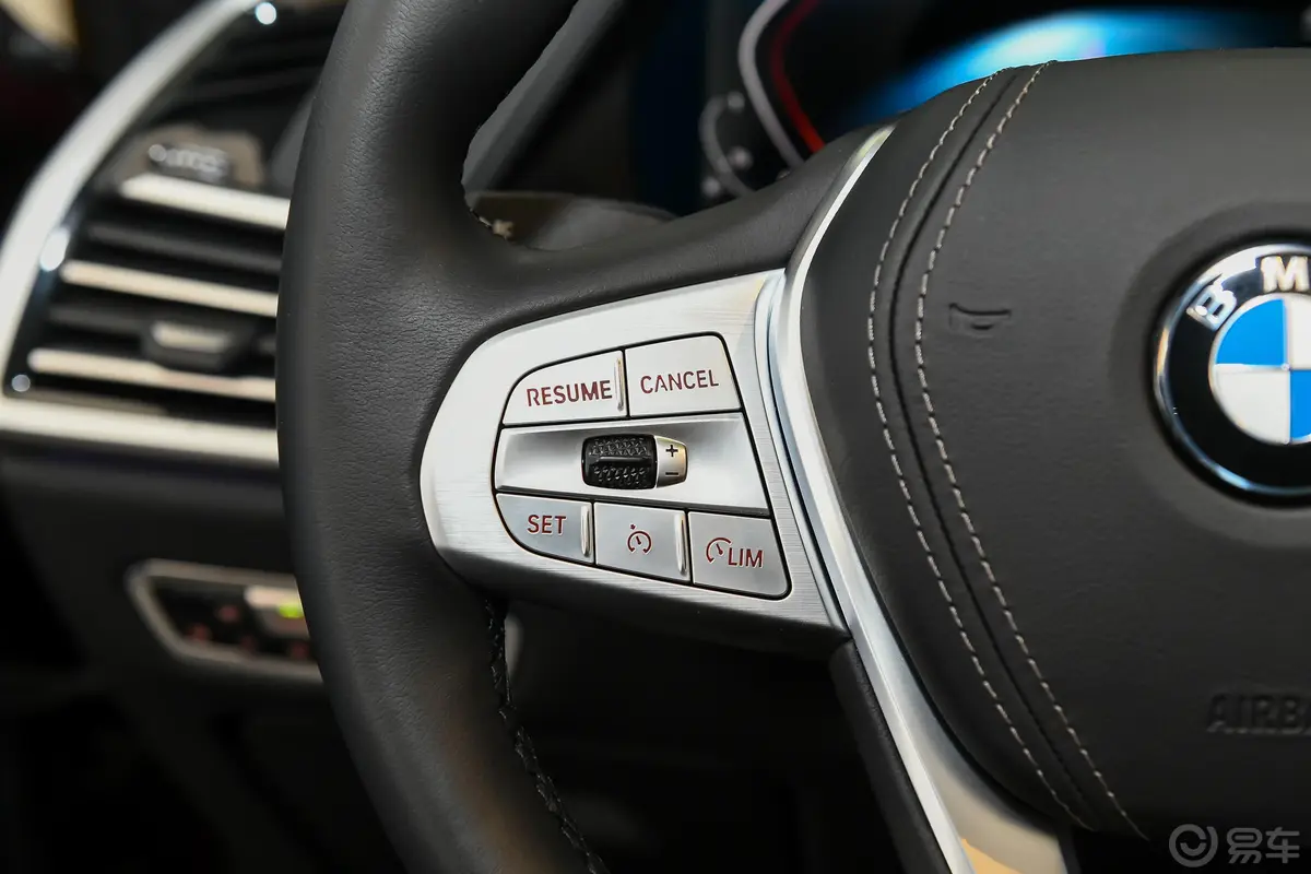 宝马X7xDrive40i 个性化定制限量版 豪华套装左侧方向盘功能按键