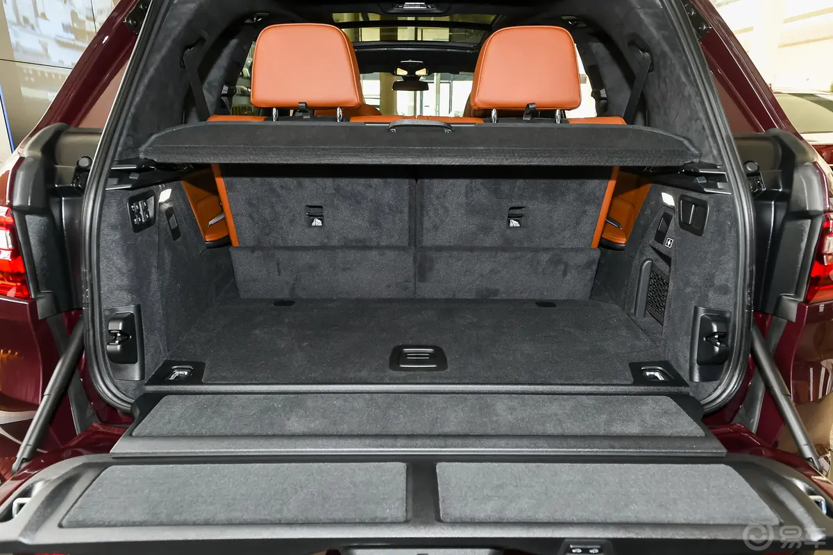 宝马X7xDrive40i 个性化定制限量版 豪华套装后备厢空间特写