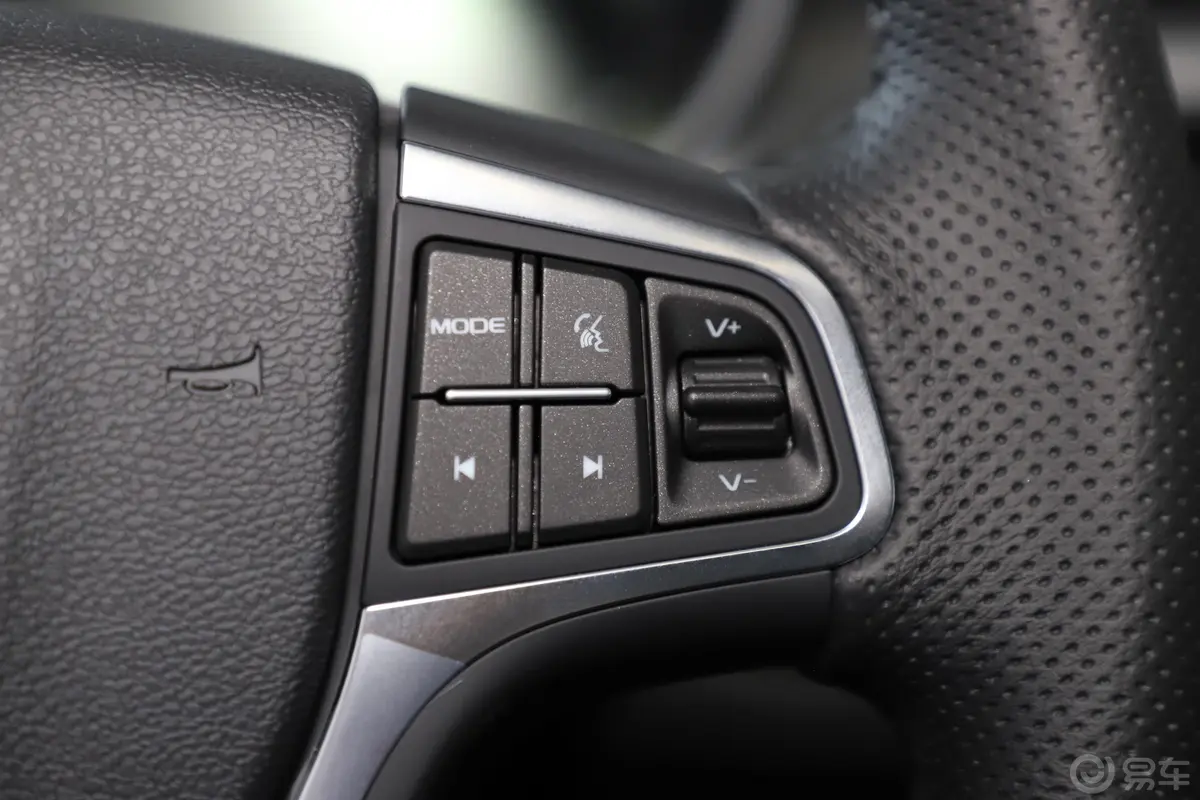 帝豪GSe改款 500 尊尚型右侧方向盘功能按键