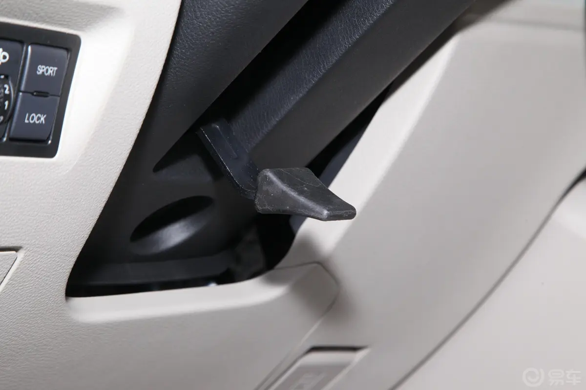 菱智M5 EV舒适型 9座方向盘调节