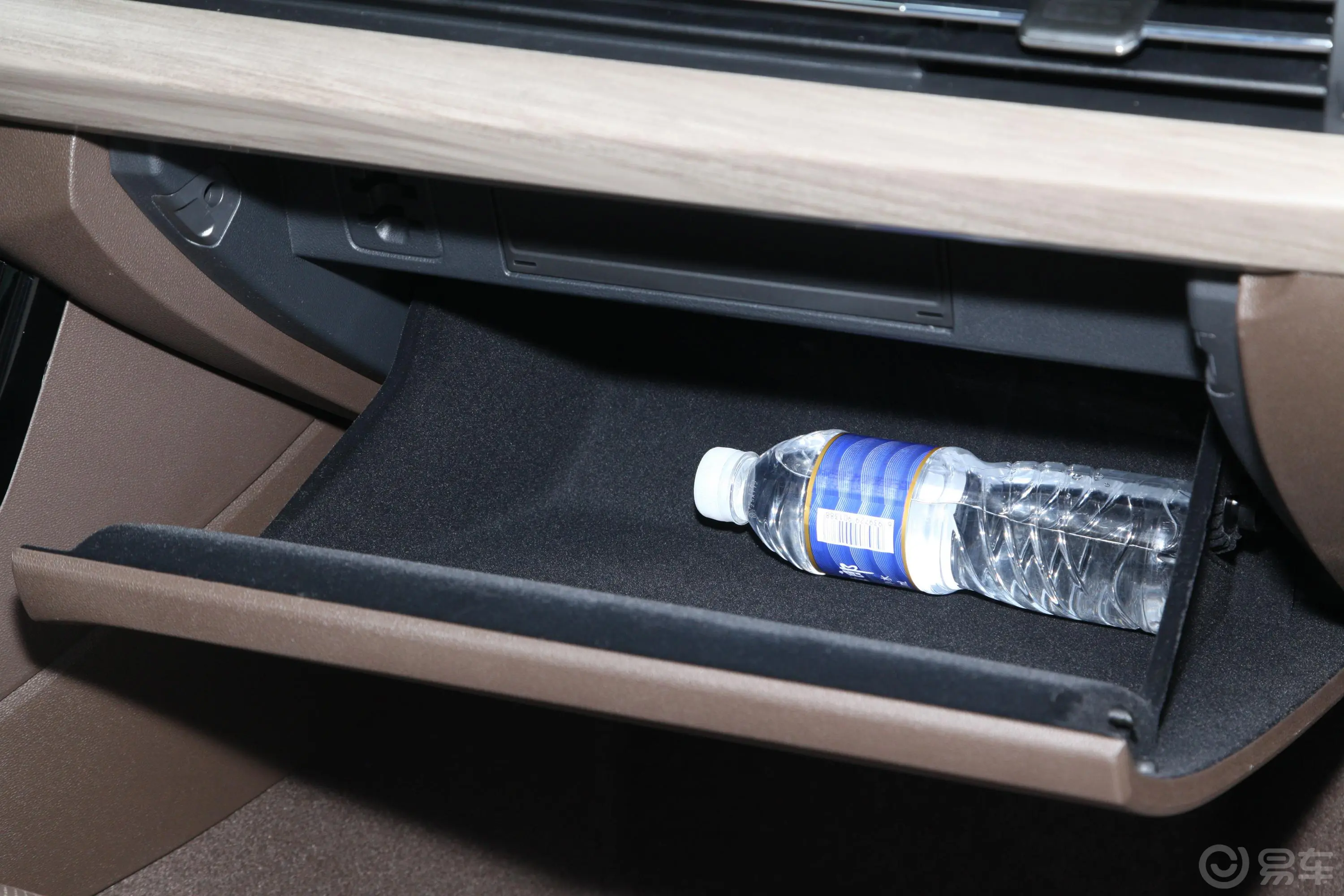 帕萨特380TSI 双离合 豪华版 国VI手套箱空间水瓶横置