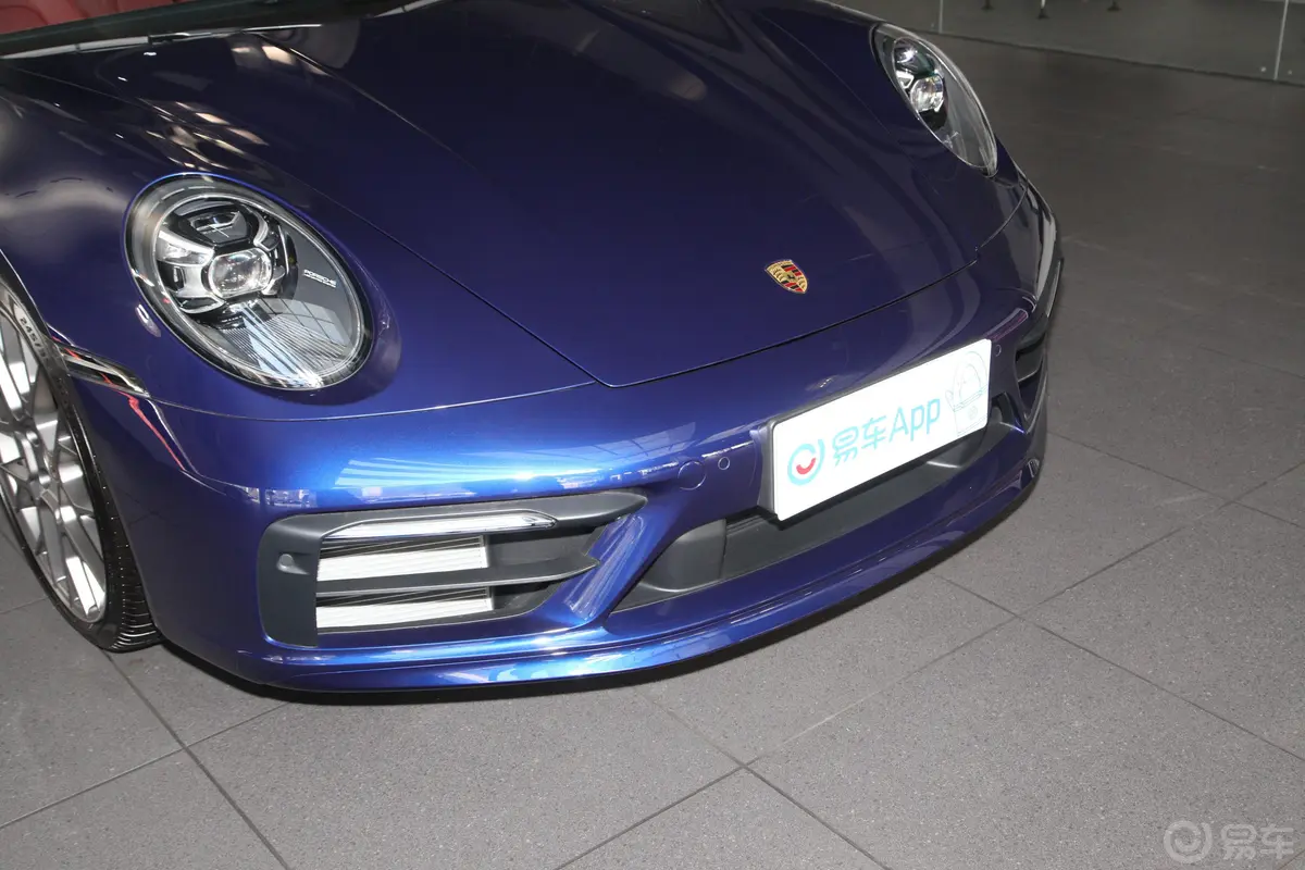 保时捷911Carrera 4S 3.0T前格栅侧俯拍