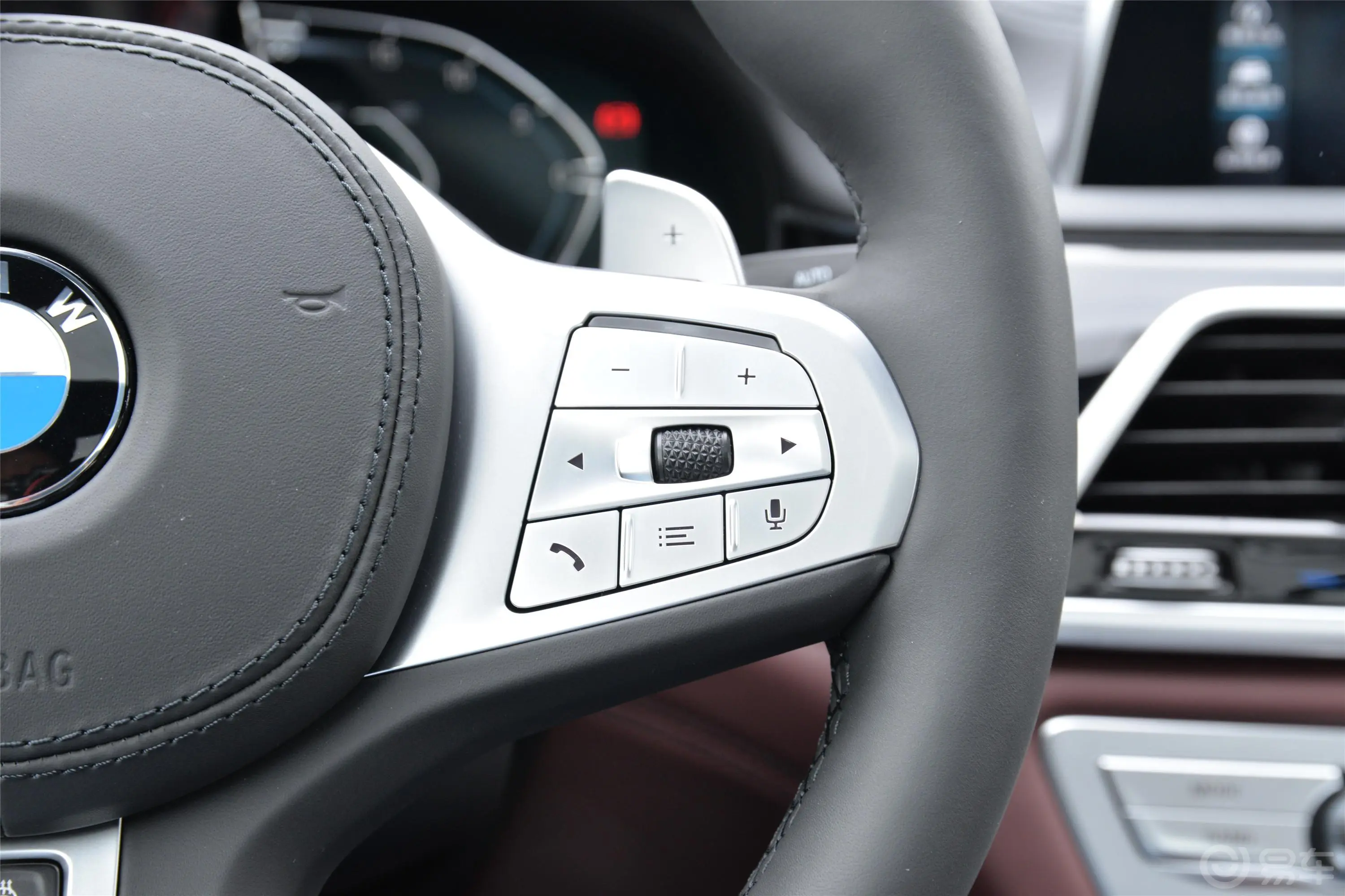 宝马7系改款 740Li xDrive 行政型 M运动套装右侧方向盘功能按键