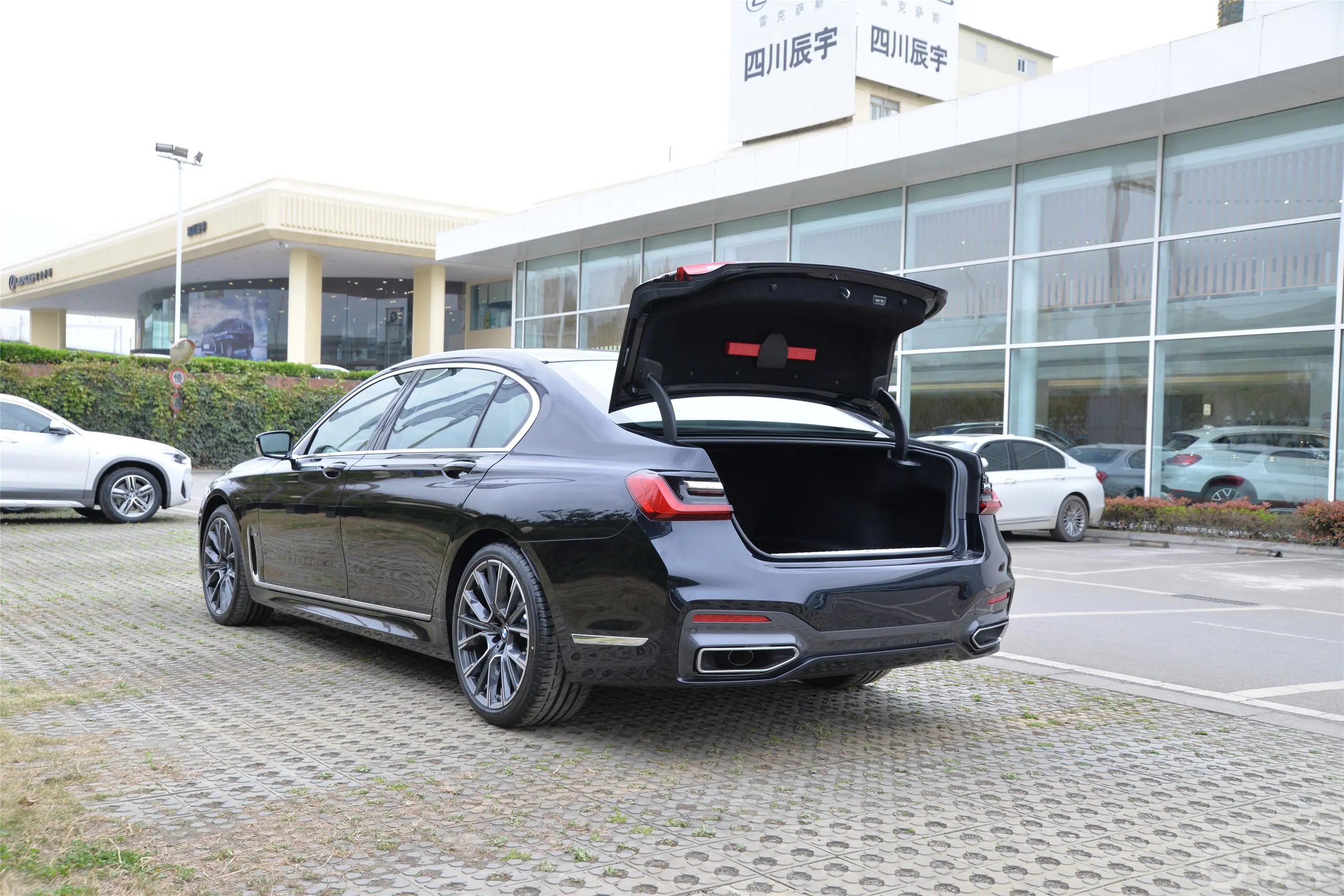 宝马7系改款 740Li xDrive 行政型 M运动套装后备厢开启45度侧拍