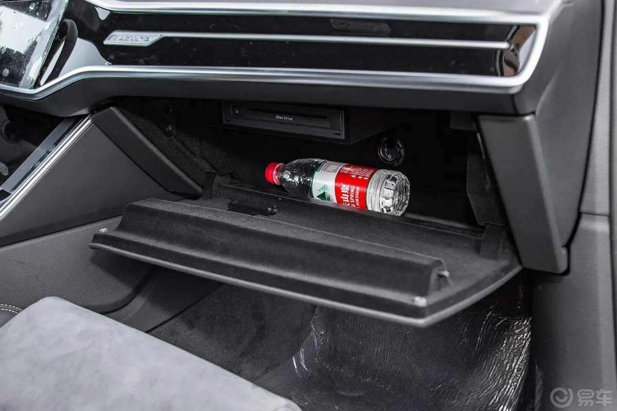 奥迪A6L45 TFSI quattro 尊享动感版手套箱空间水瓶横置