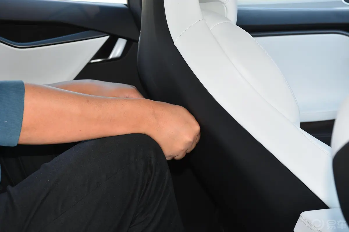 Model S长续航版后排腿部空间