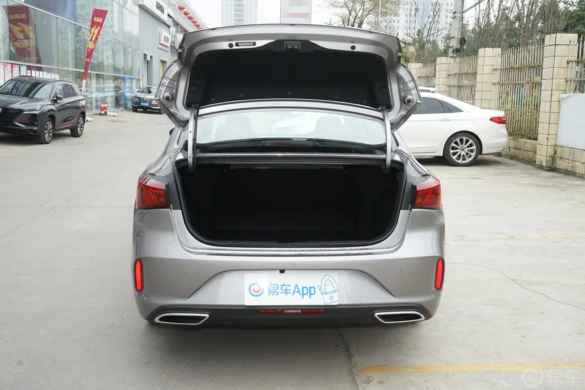 逸动PLUS 1.6L GDI 手动 豪华型空间