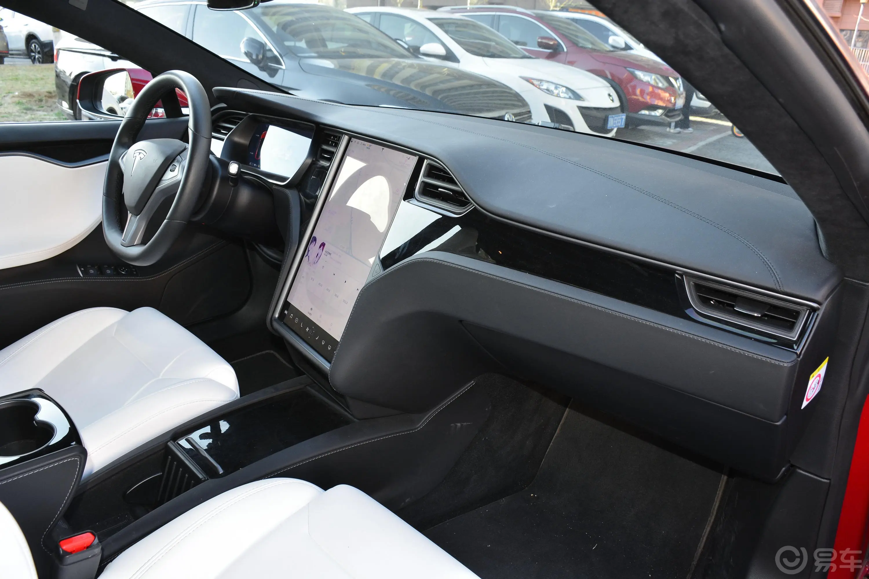 Model S长续航版内饰全景副驾驶员方向