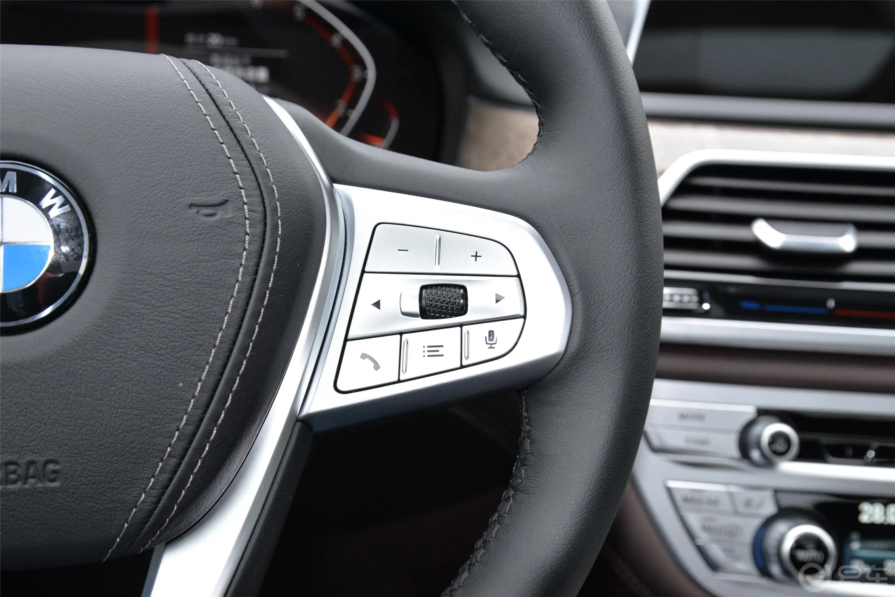 宝马7系改款 740Li 领先型 豪华套装右侧方向盘功能按键