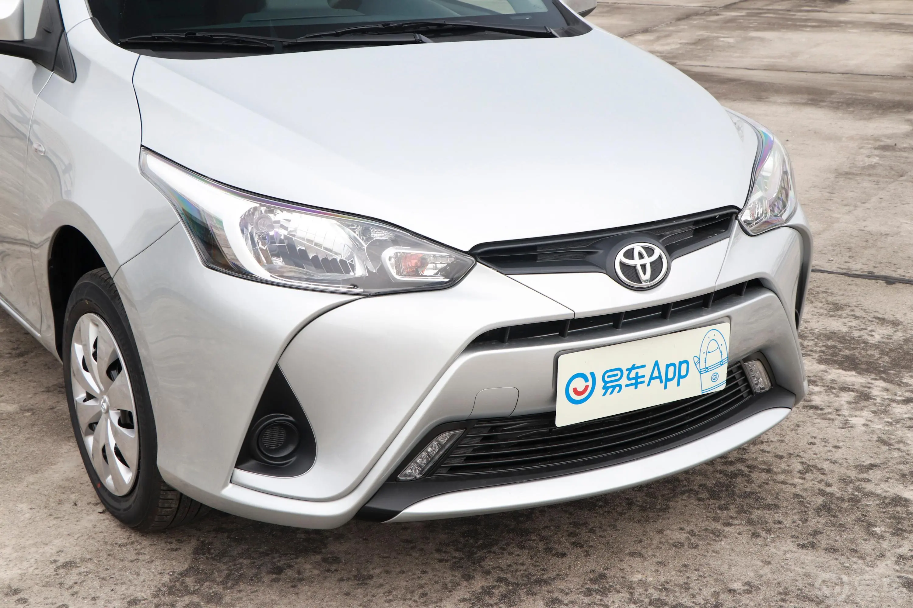 YARiS L 致享1.5L CVT 领先版前格栅侧俯拍